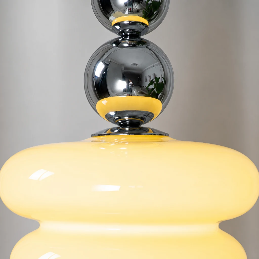 Zbliżenie szczegółów wykończenia lampy wiszącej ze szkła i metalu