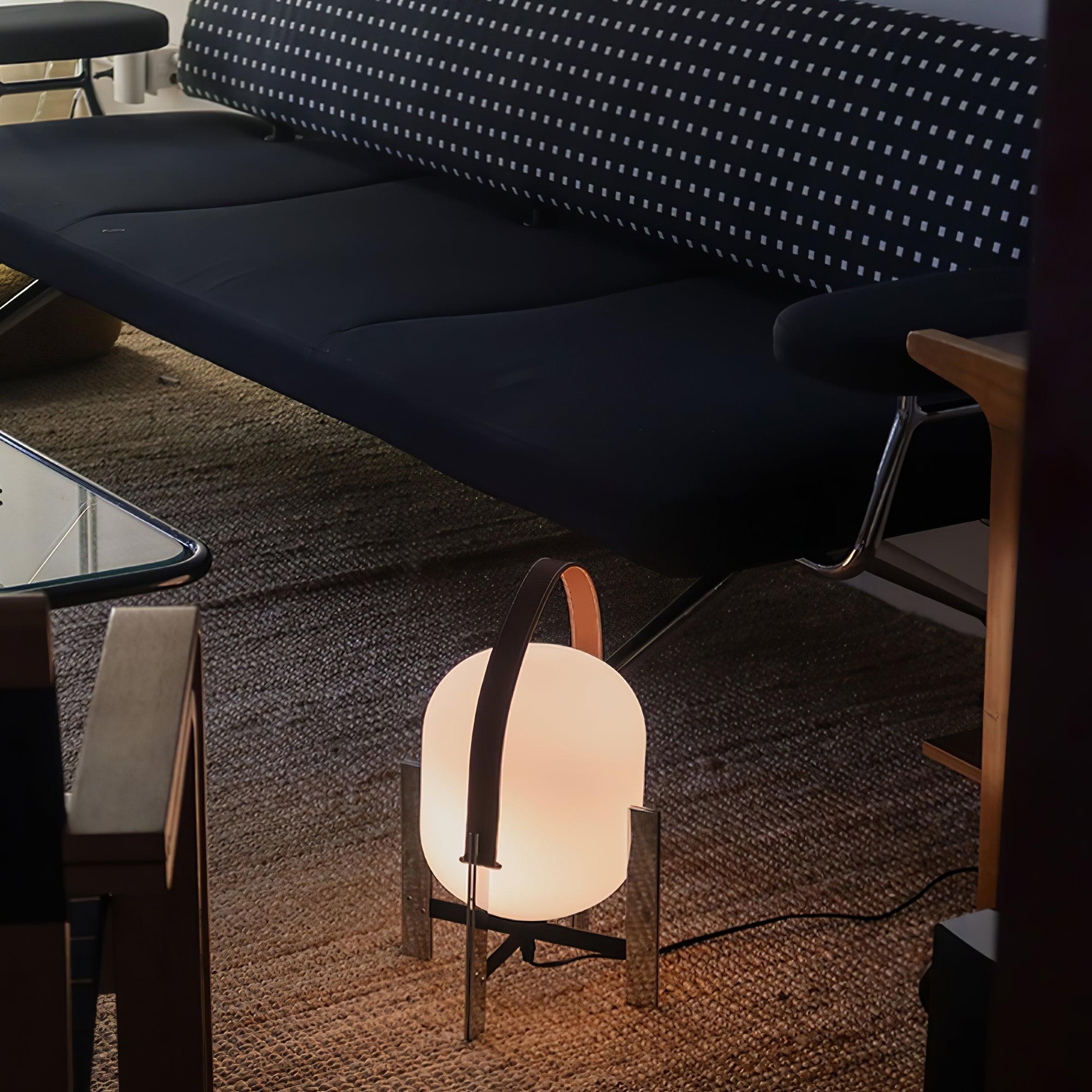 Bærbar lanternebordlampe M31 tent nær gulvet i stuen
