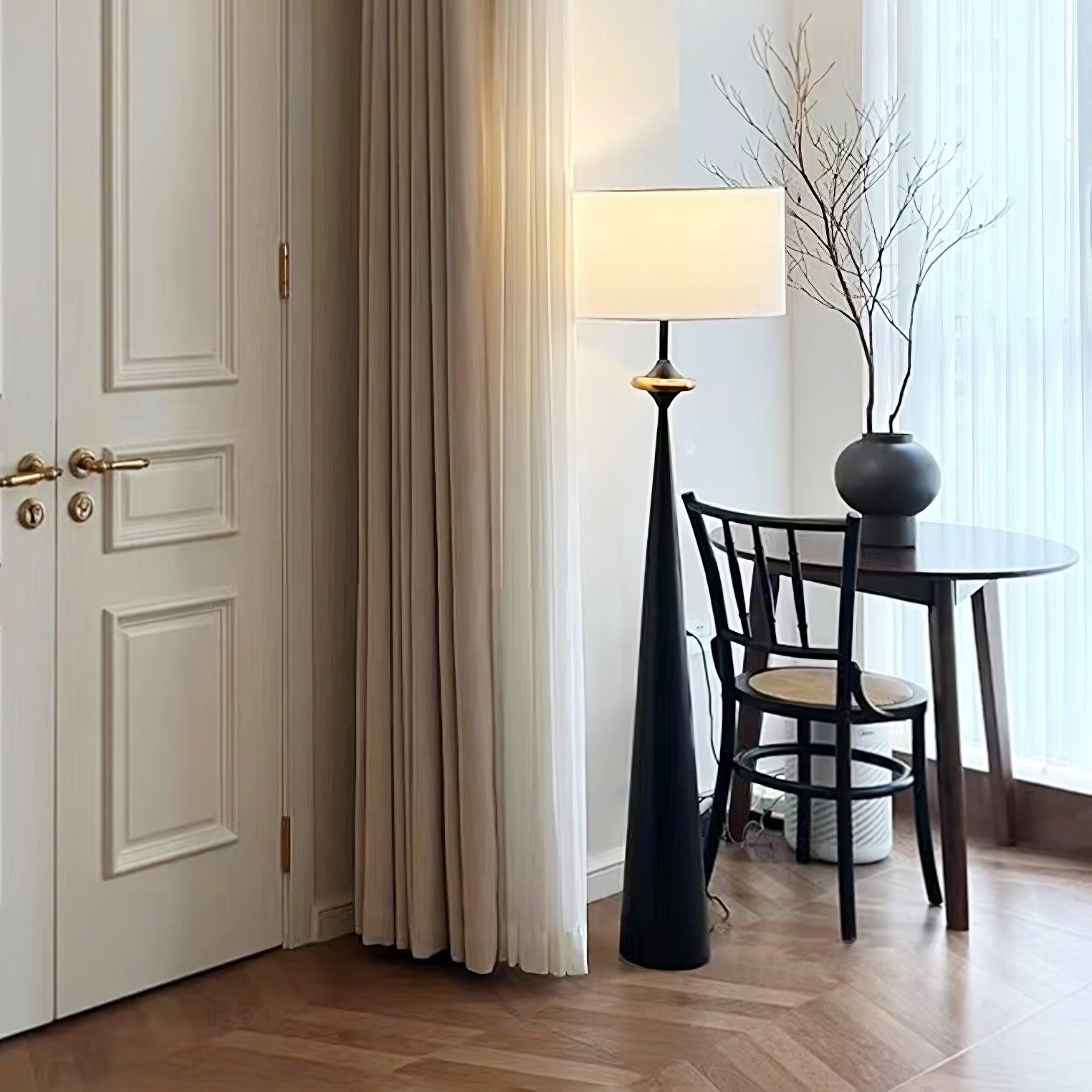 Lámpara de pie Putney T426 cerca de la mesa del comedor y las cortinas.