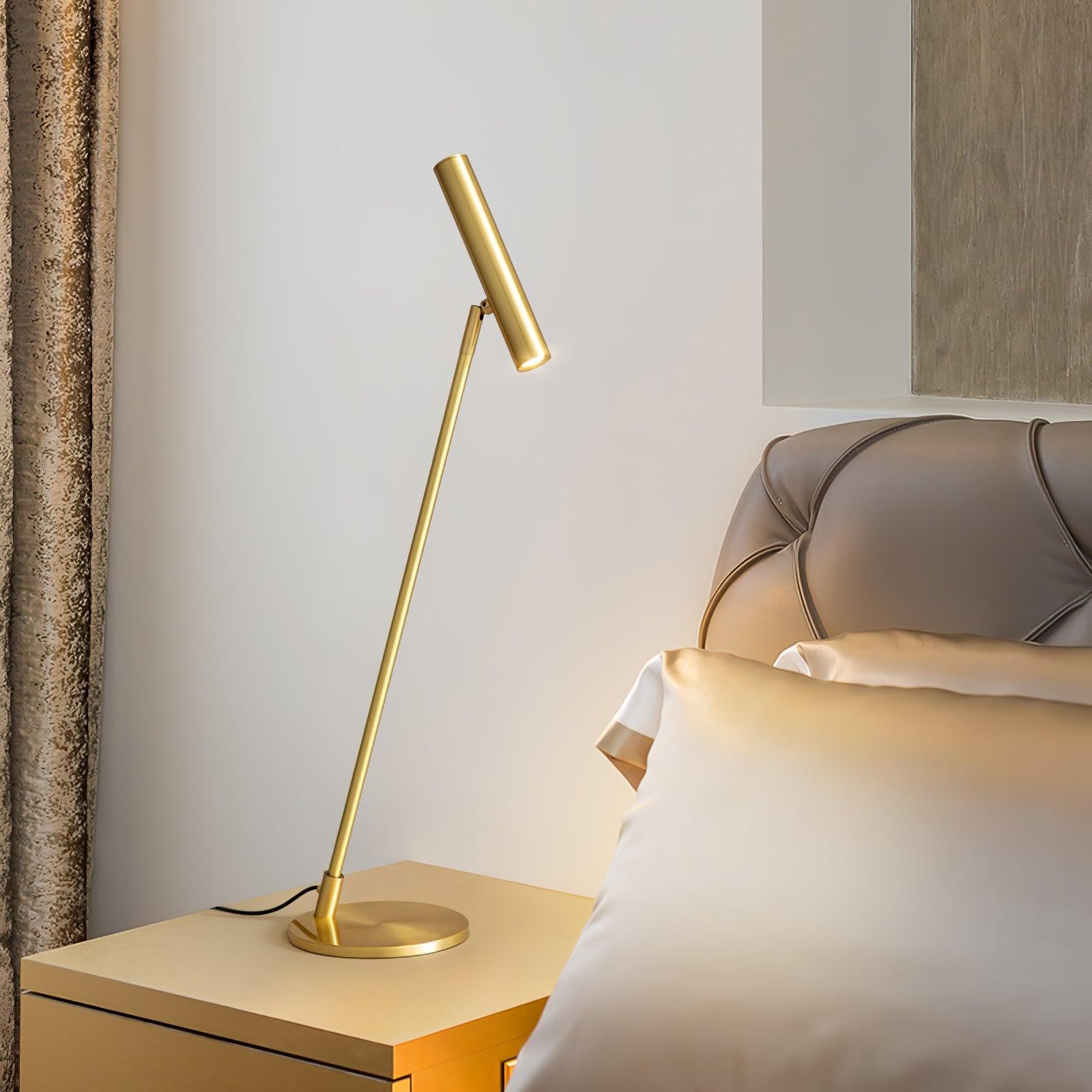 Mosiężna lampka M507 na stoliku nocnym