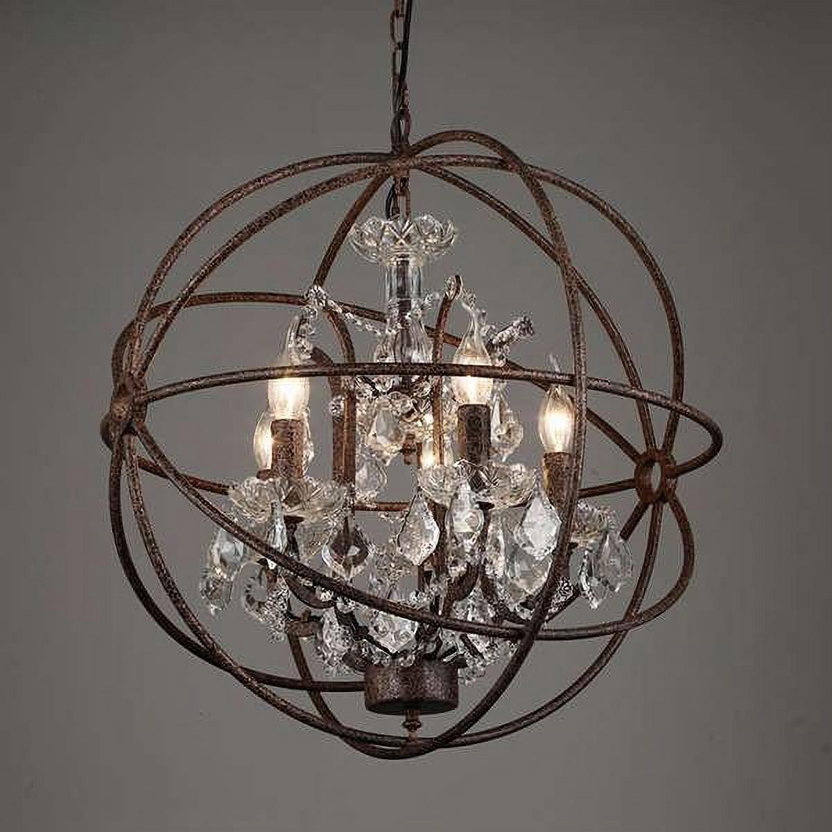 Lampadario in stile retrò con gabbia in ferro arrugginito e lampadine a forma di candela accese.