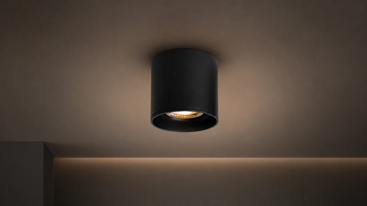 Futurystyczna lampa sufitowa pierścieniowa D779 zainstalowana w nowoczesnej scenerii sufitowej