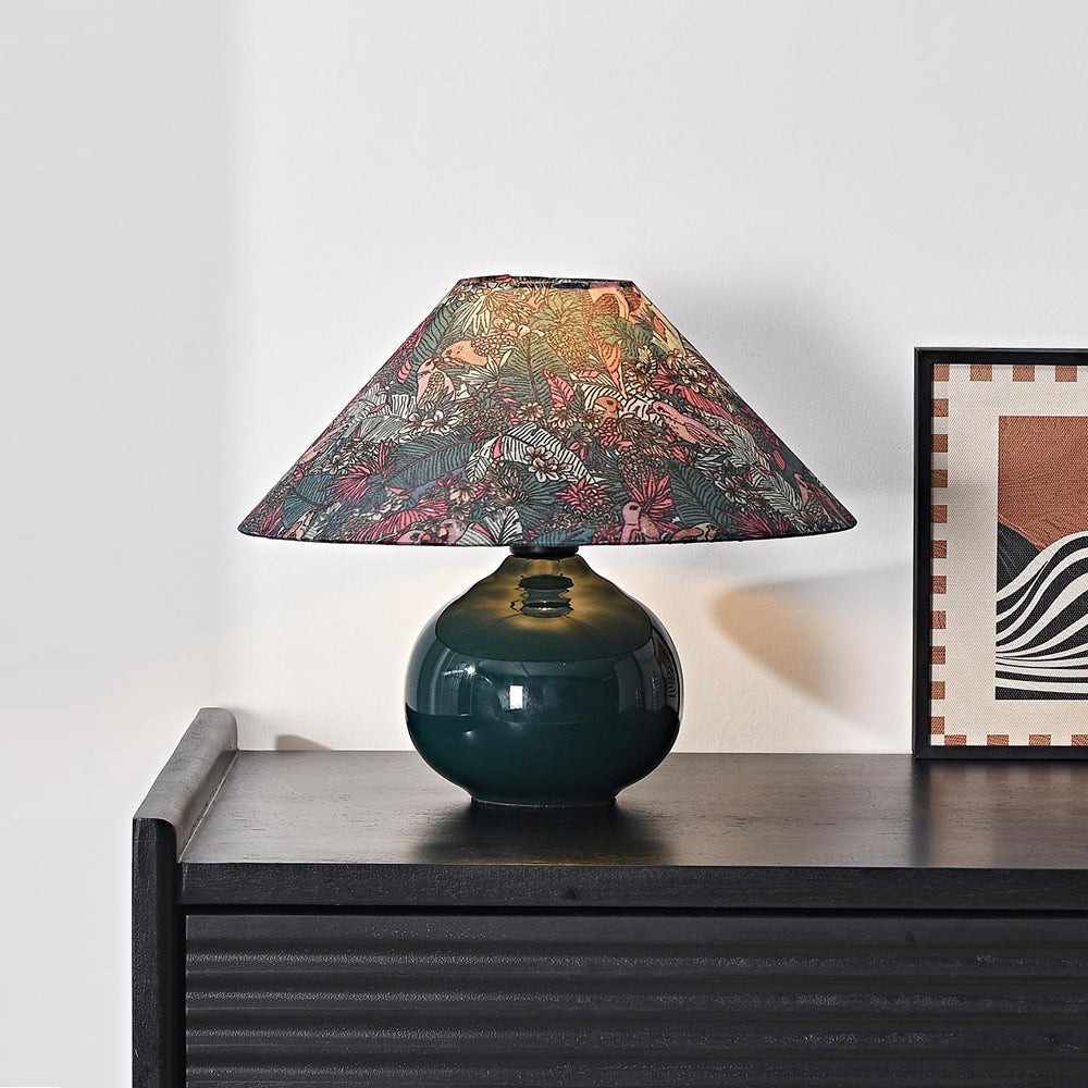 Lampa Kalinda na czarnej szafce z dekorem
