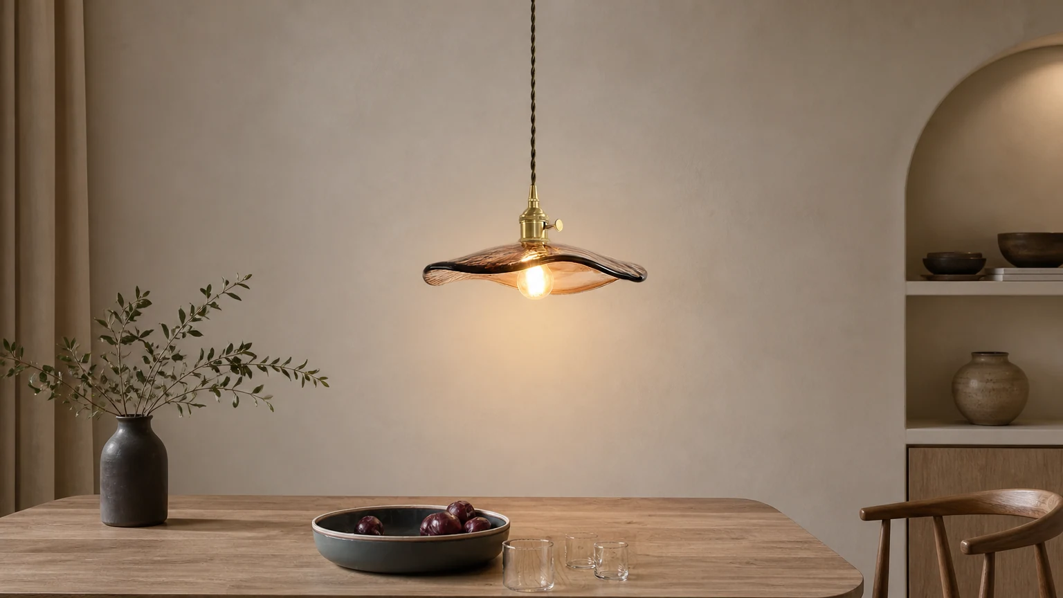 Szklana lampa wisząca z płatkami kwiatów M474 w ciepłej scenerii pomieszczenia