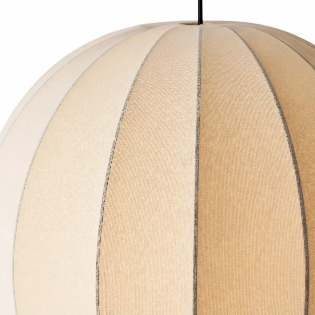 Zbliżenie na klosz i konstrukcję jedwabnej lampy wiszącej
