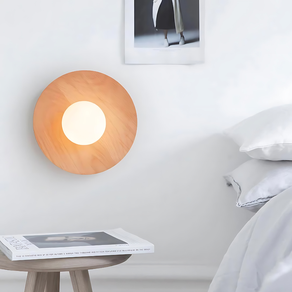 Lámpara de madera Natural Oak Serenity instalada en un dormitorio.