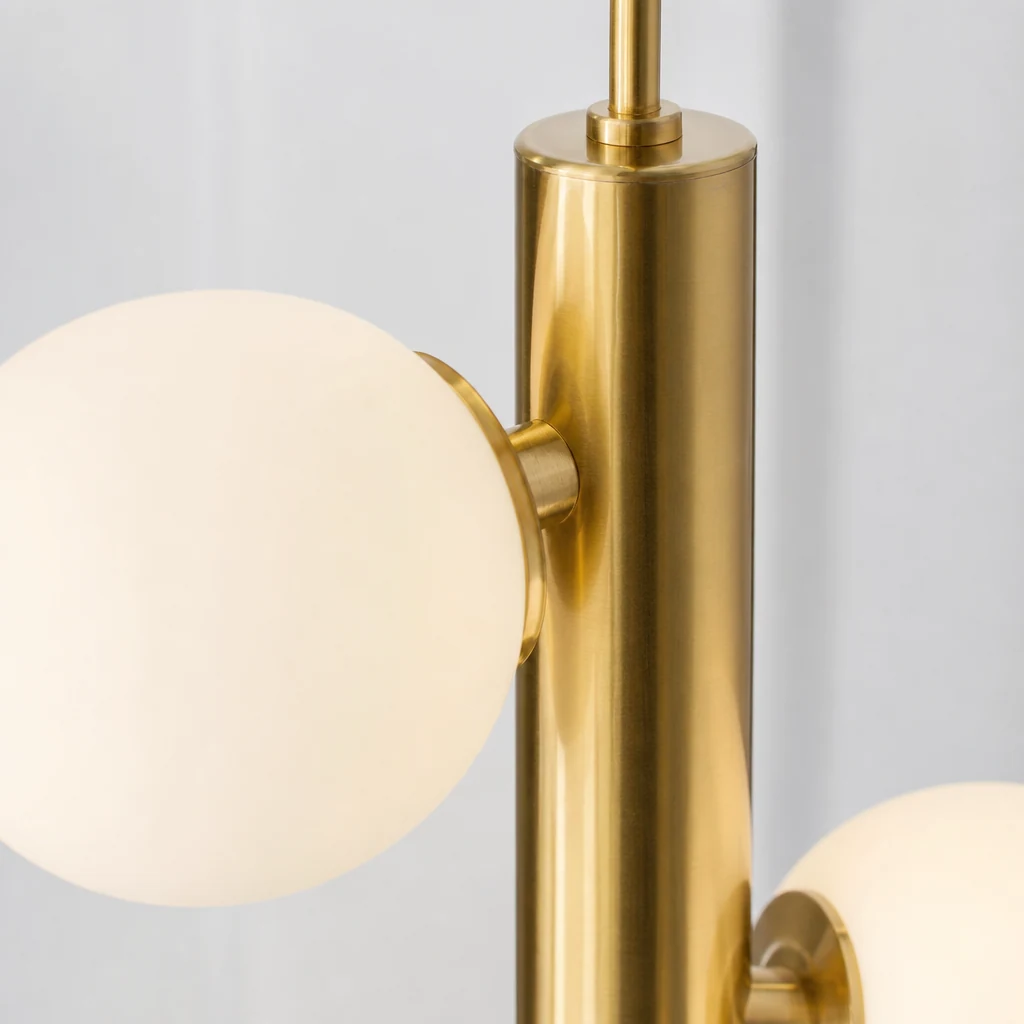 Närbild av glaskulan och metallfinishen på pendellampan