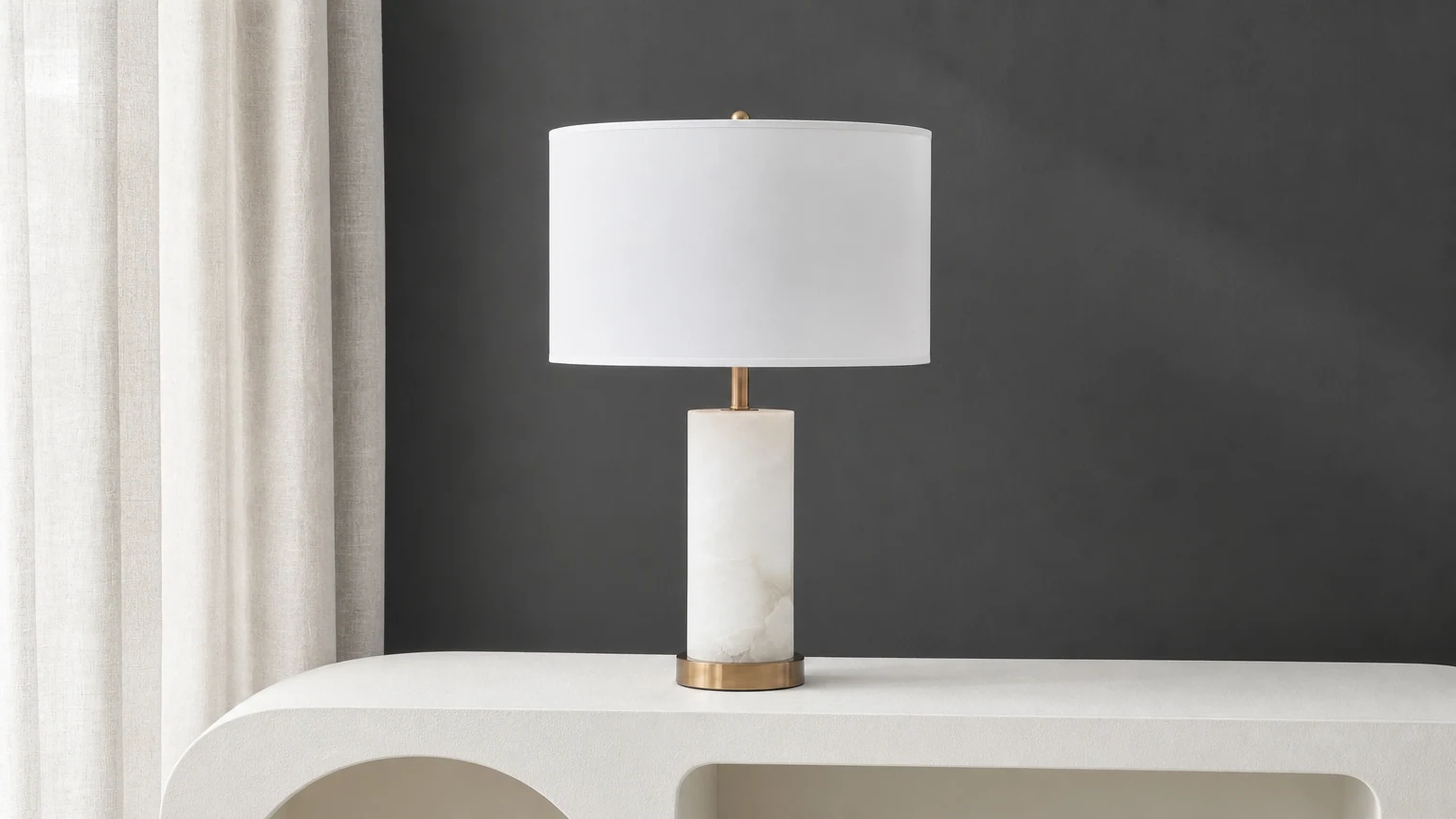 Lampa stołowa Lineham Alabaster D490 w ciepłej scenerii wnętrza