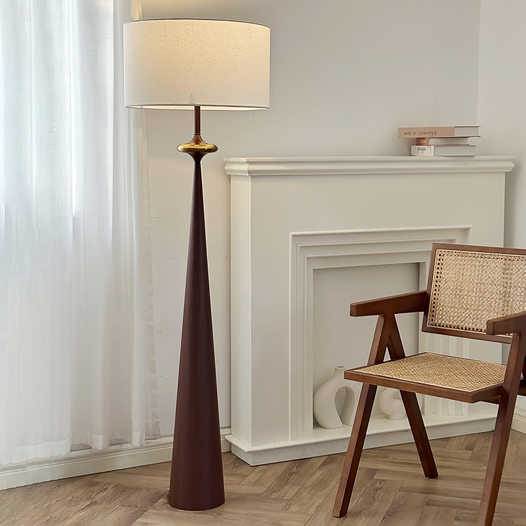 Lámpara de pie Brown Putney, variante T426, cerca de la chimenea y la silla.