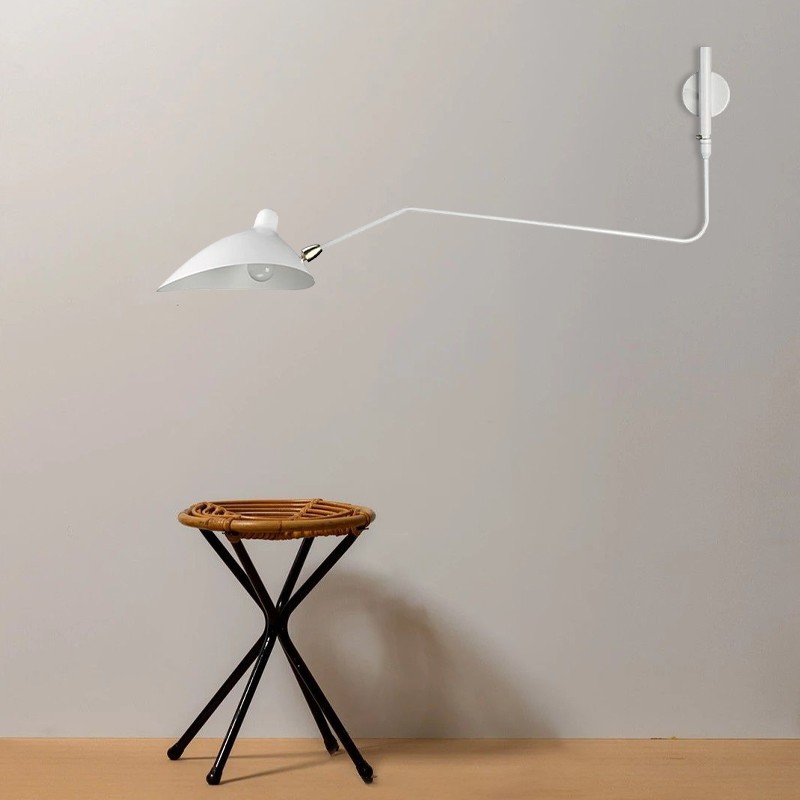 Hvit andenebb-vegglampe installert i et minimalistisk rom