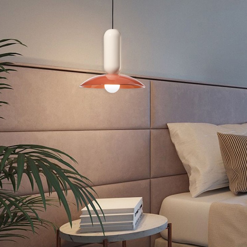 Lampa wisząca Color Block Frisbee Pau podświetlana nad meblami nocnymi