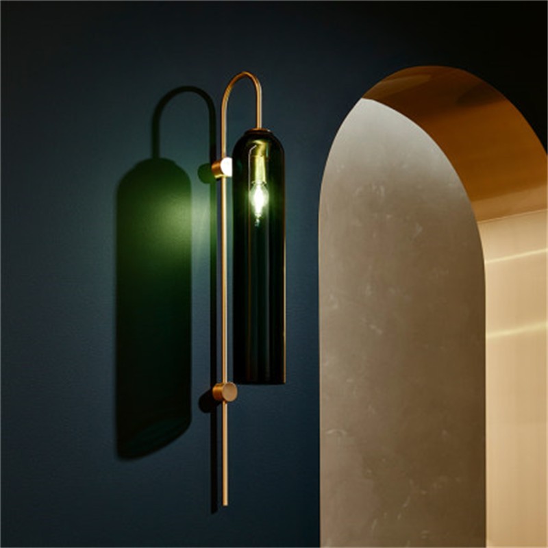 Scène de style de vie mélancolique avec une applique murale cylindrique et un effet d'ombre sur le mur