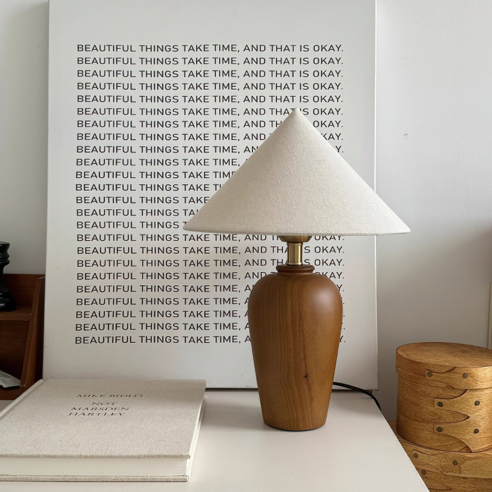 Lampa Brayden ustawiona na blacie z grafiką ścienną