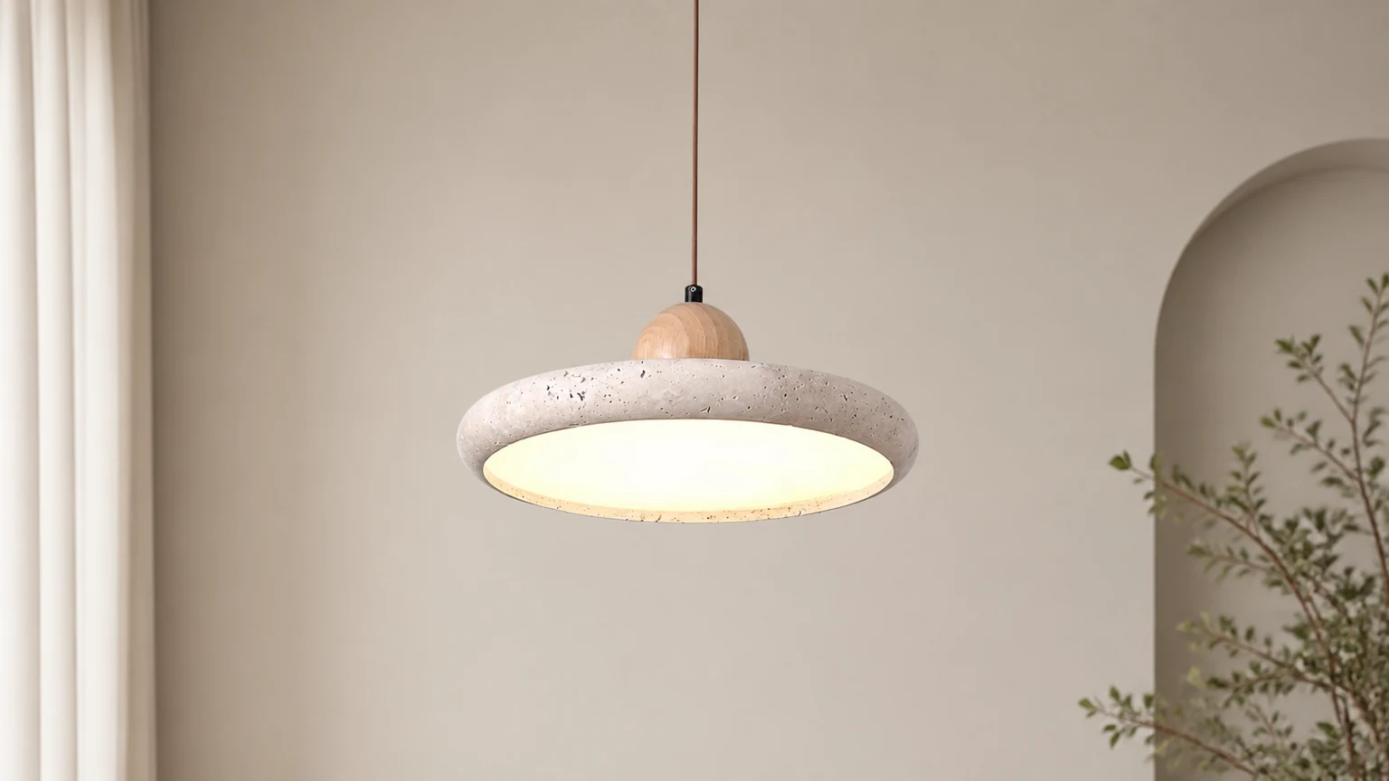 Nowoczesna, minimalistyczna lampa wisząca z trawertynu w kształcie dysku M241 w ciepłym, minimalistycznym pomieszczeniu