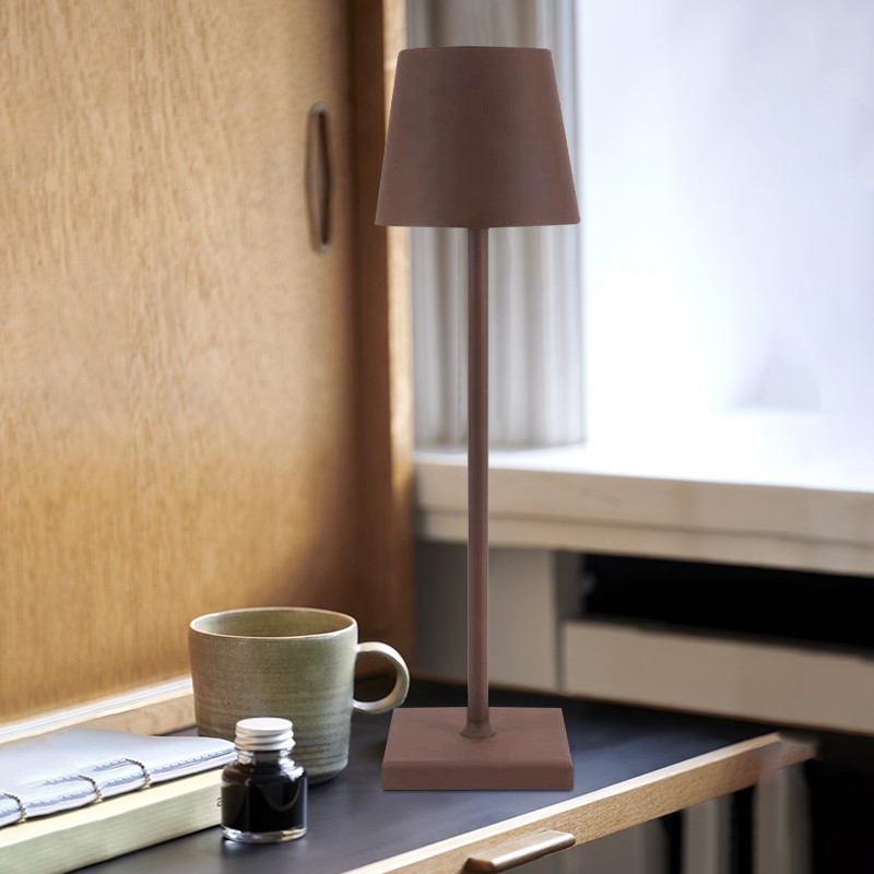 S11 uppladdningsbar bordslampa vid fönster med kopp och tillbehör