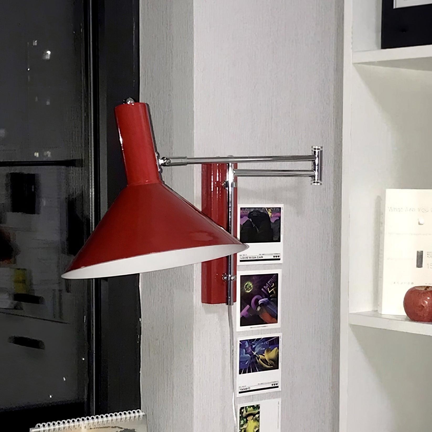 Czerwona lampa ścienna zainstalowana w pobliżu półek i obszaru okna