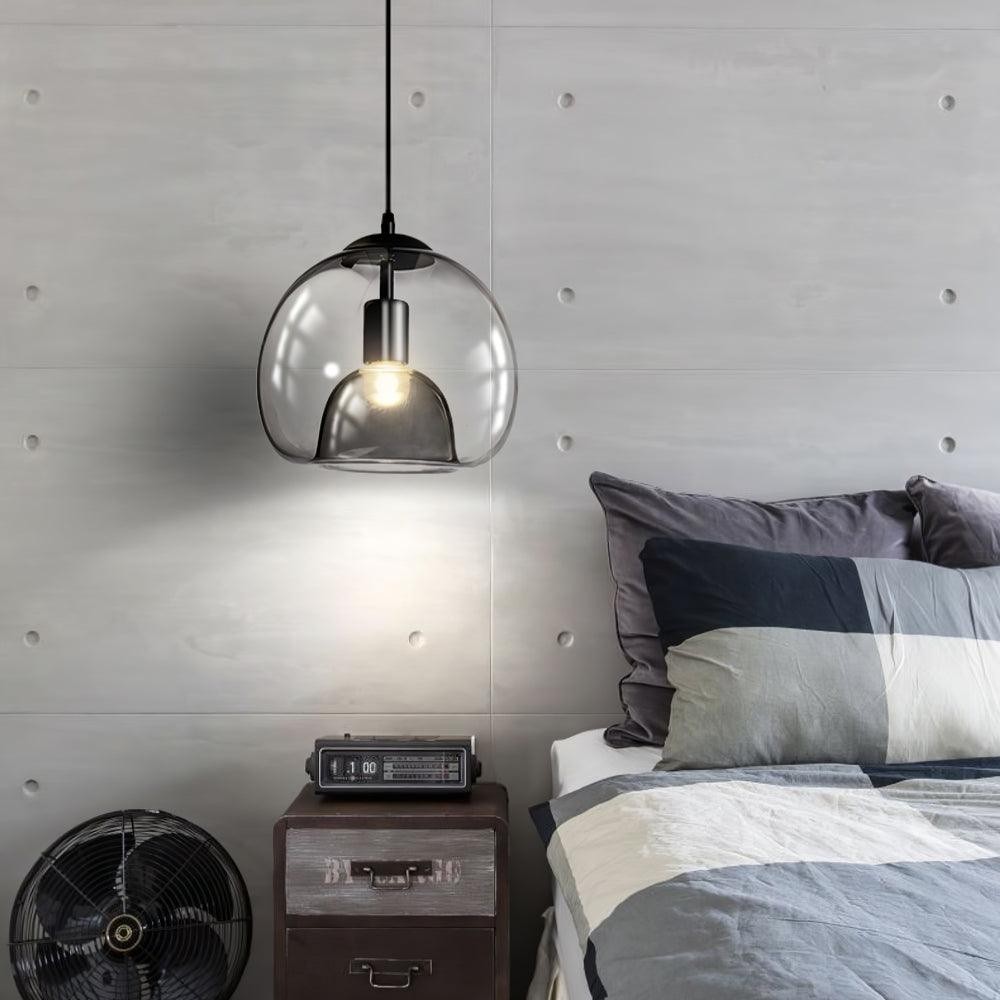 Lampa wisząca Pearl Essence obok łóżka