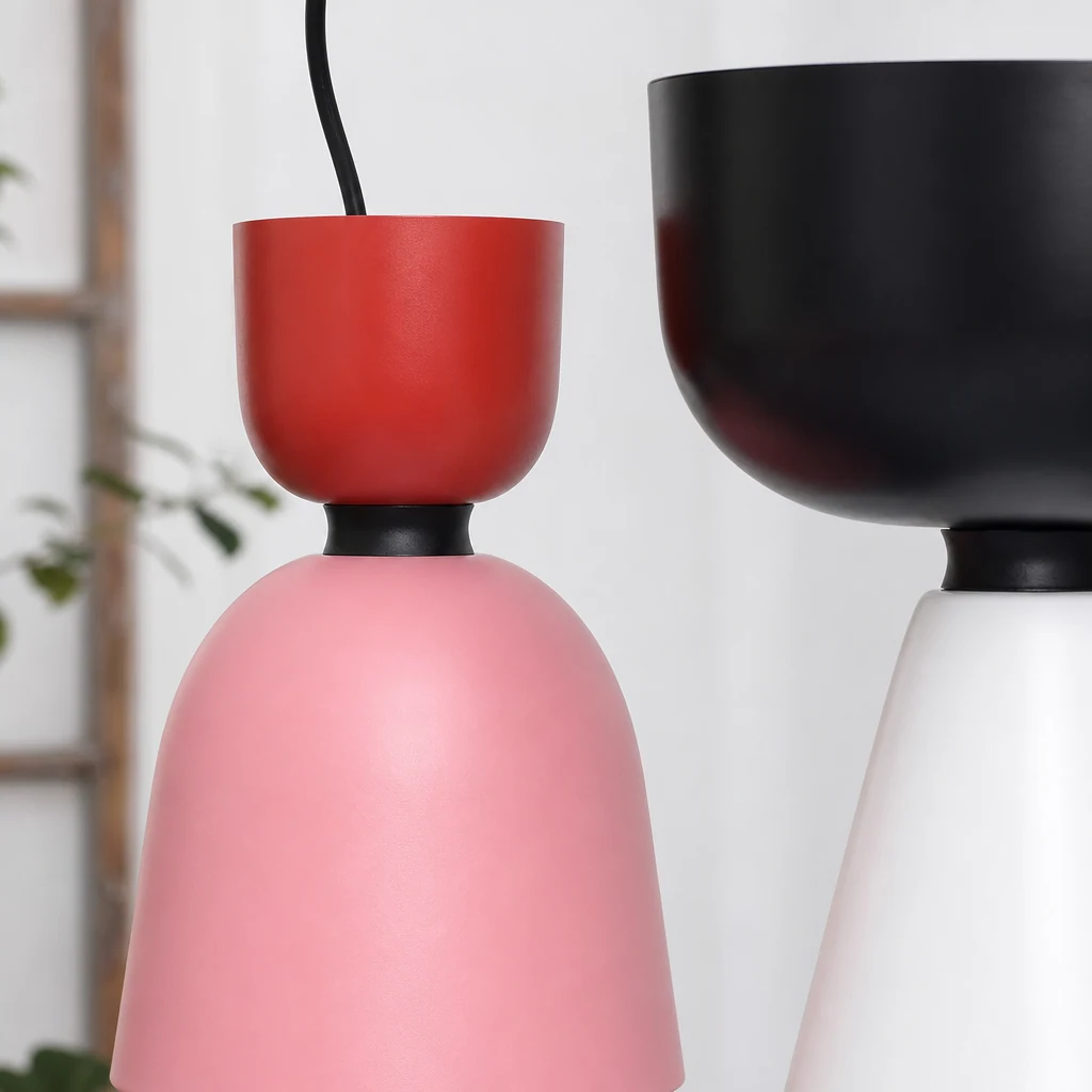 Zbliżenie na wykończenie i konstrukcję lampy wiszącej Alphabeta