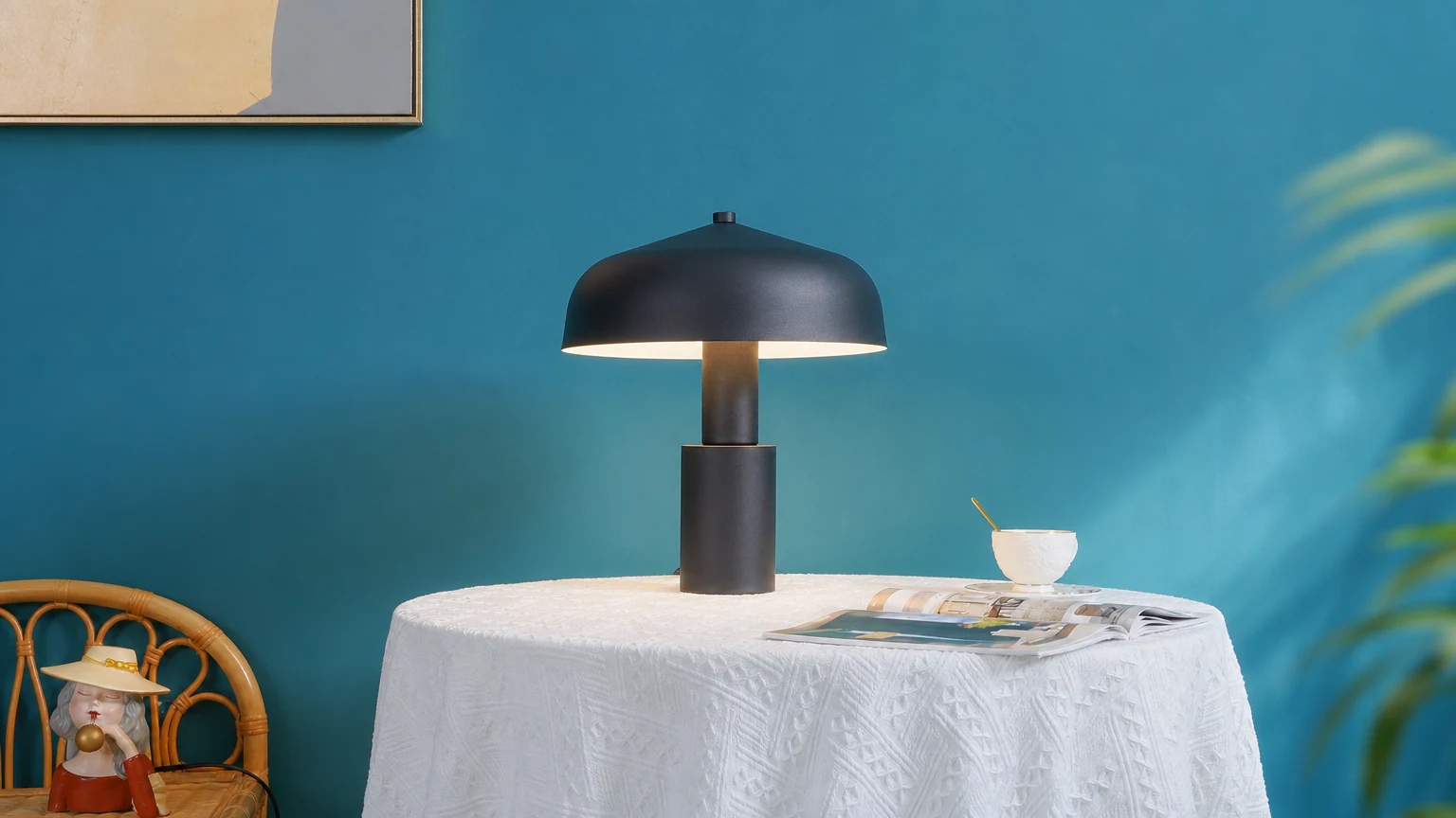 Nowoczesna, minimalistyczna lampa stołowa z krzywą główką M445 w poziomej scenie wewnętrznej