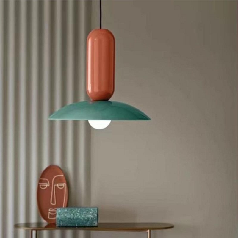Lampa wisząca Color Block Frisbee Pau nad konsolą
