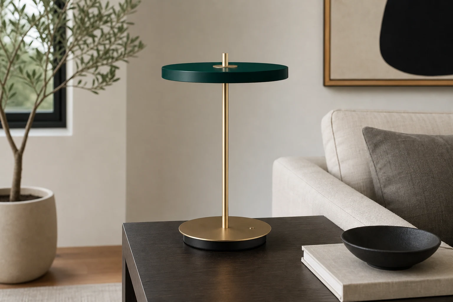 Lampa stołowa Astris umieszczona w stylu życia osadzonym w kontekście produktu