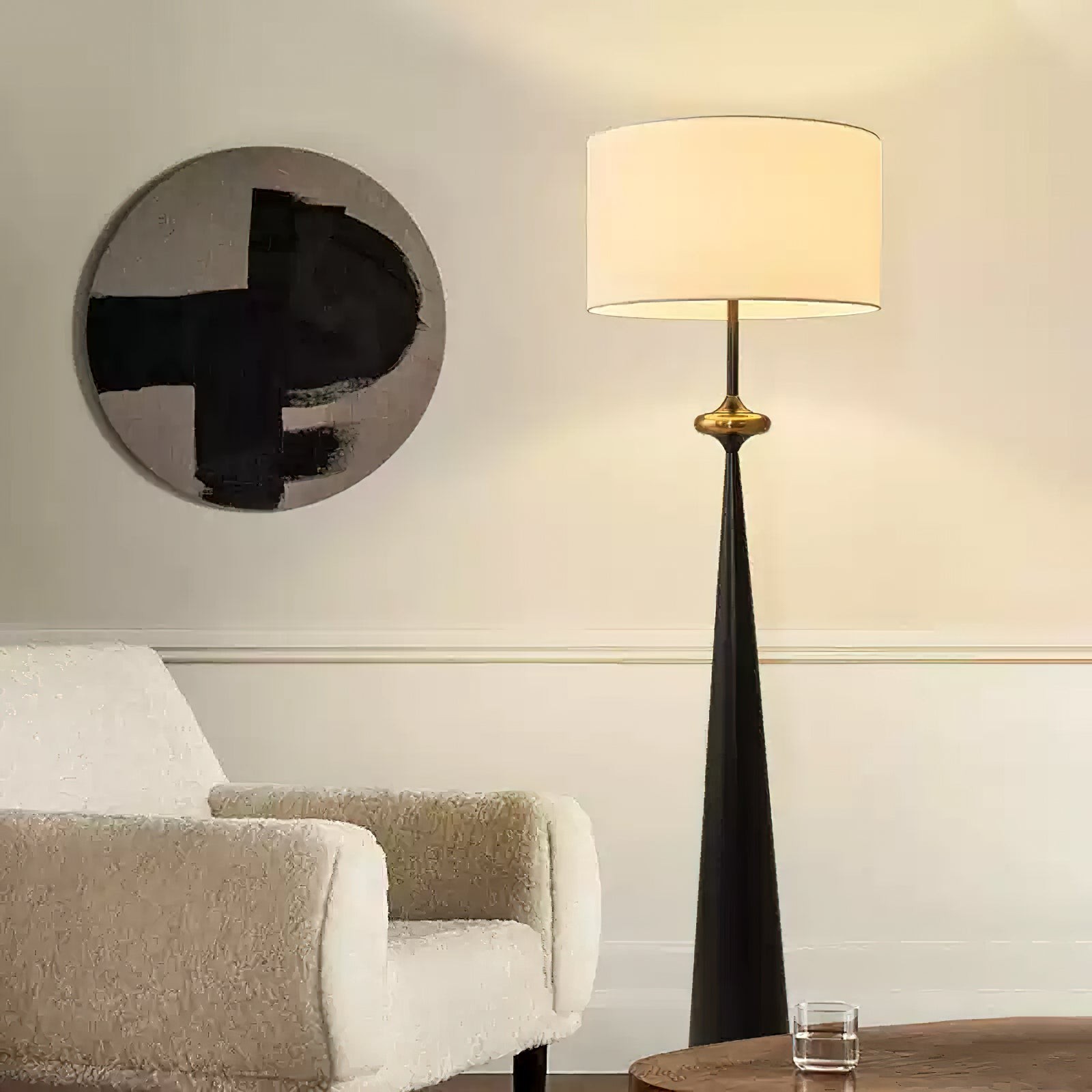 Lámpara de pie Putney T426 a la derecha de un sofá de salón.