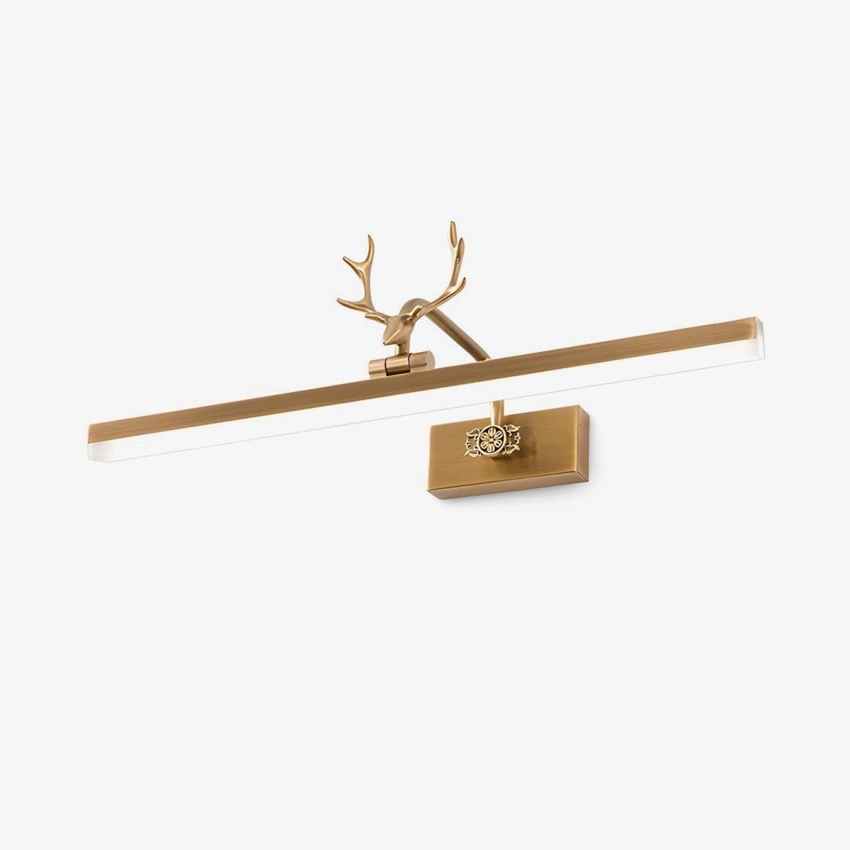 Gesamtansicht der linearen Wandleuchte in Form eines goldenen Geweihs vor hellem Hintergrund
