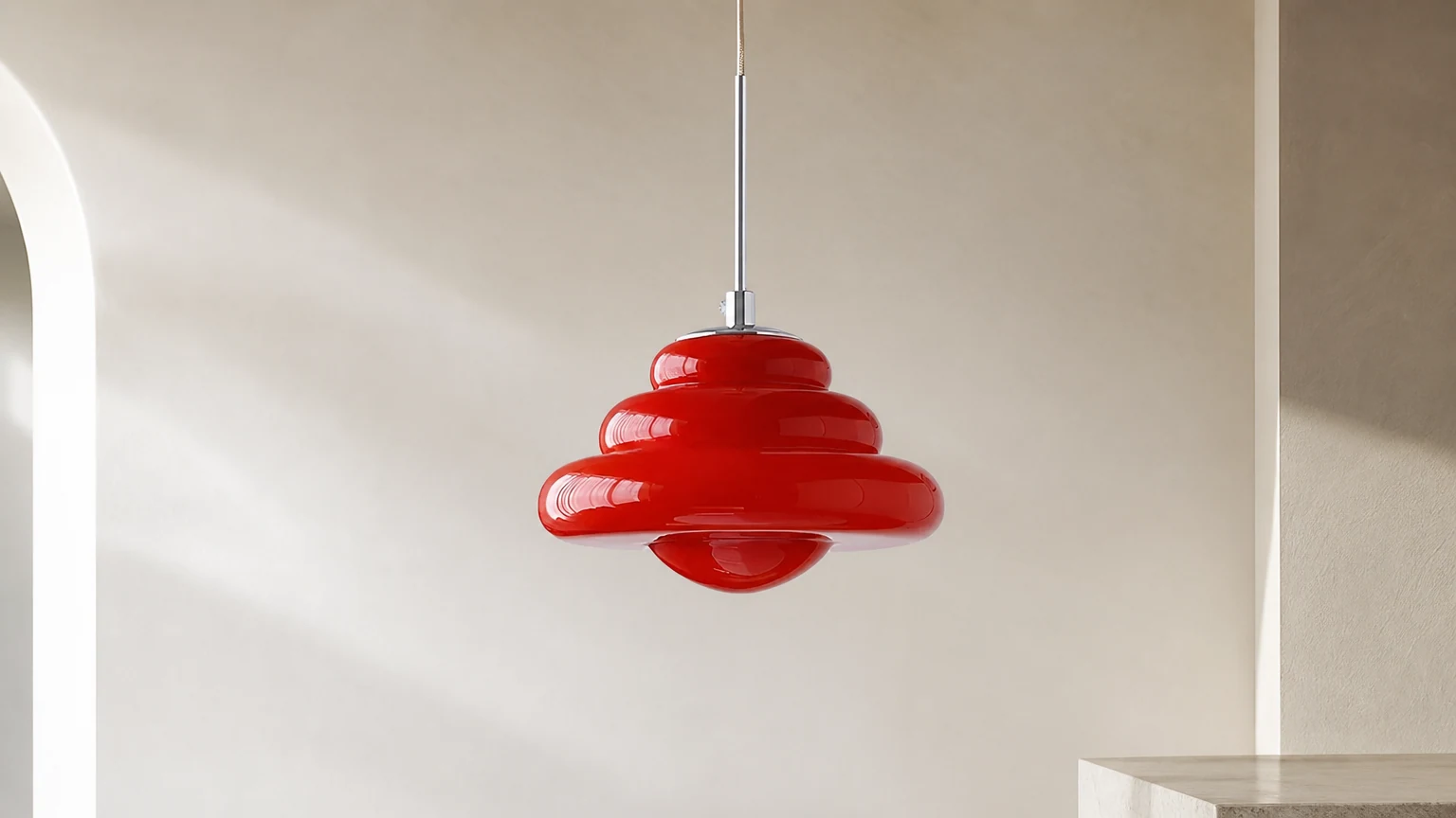 Lampa wisząca Bomiello z warstwowego szkła w ciepłej, nowoczesnej scenerii pomieszczenia