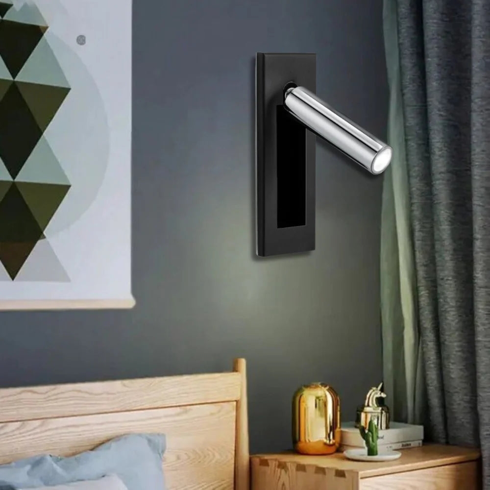 Aplique de pared cromado D790 junto a una mesita de noche en el dormitorio.