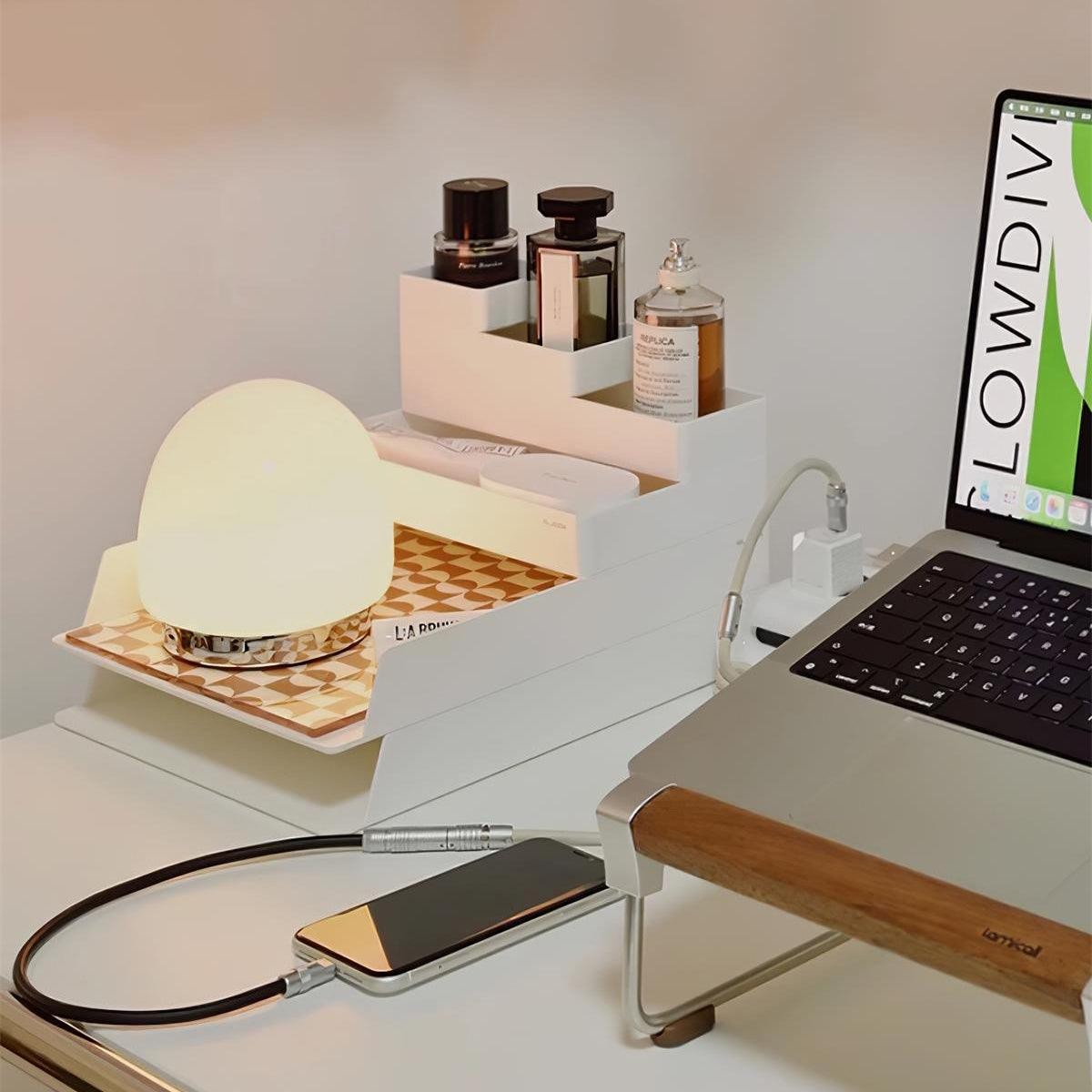 Brzoskwiniowa lampa stołowa na biurku z laptopem i akcesoriami