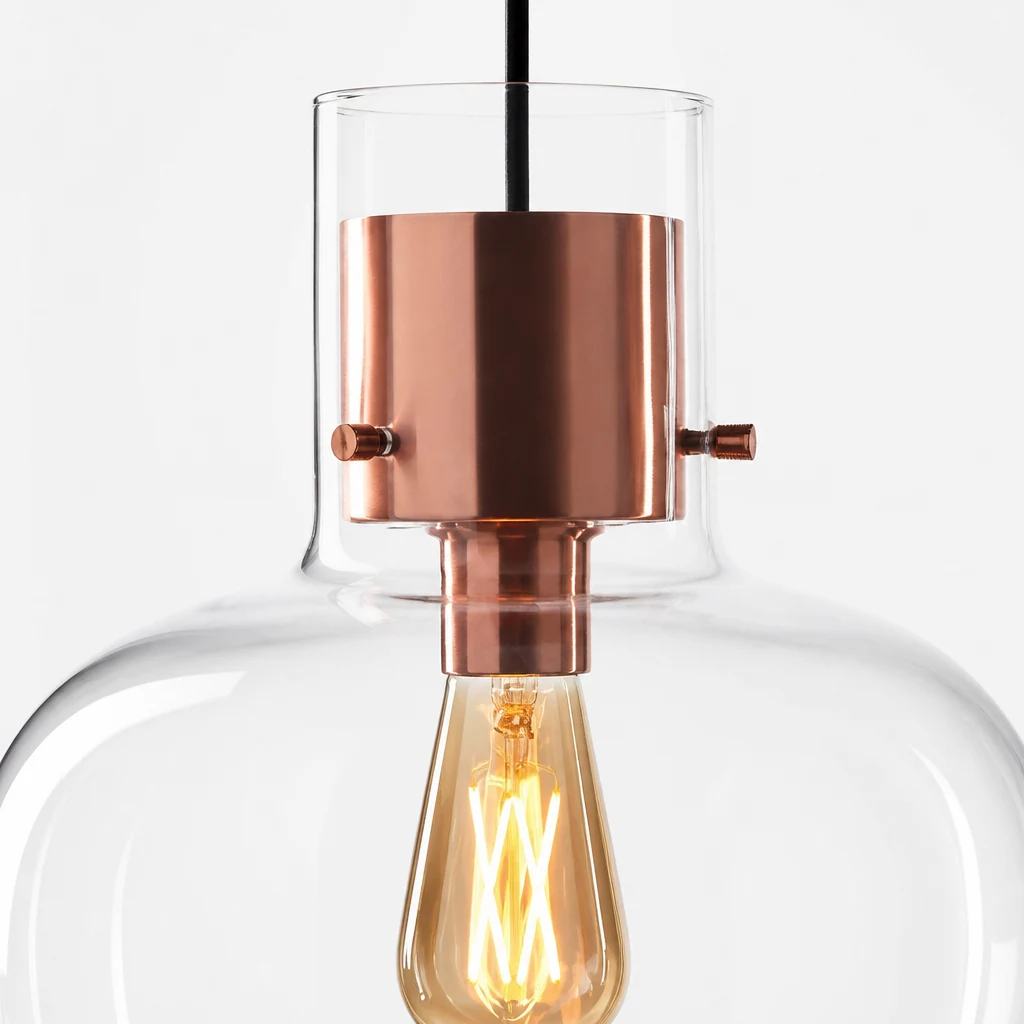 Zbliżenie na szklany klosz lampy wiszącej i metalowy element mocujący