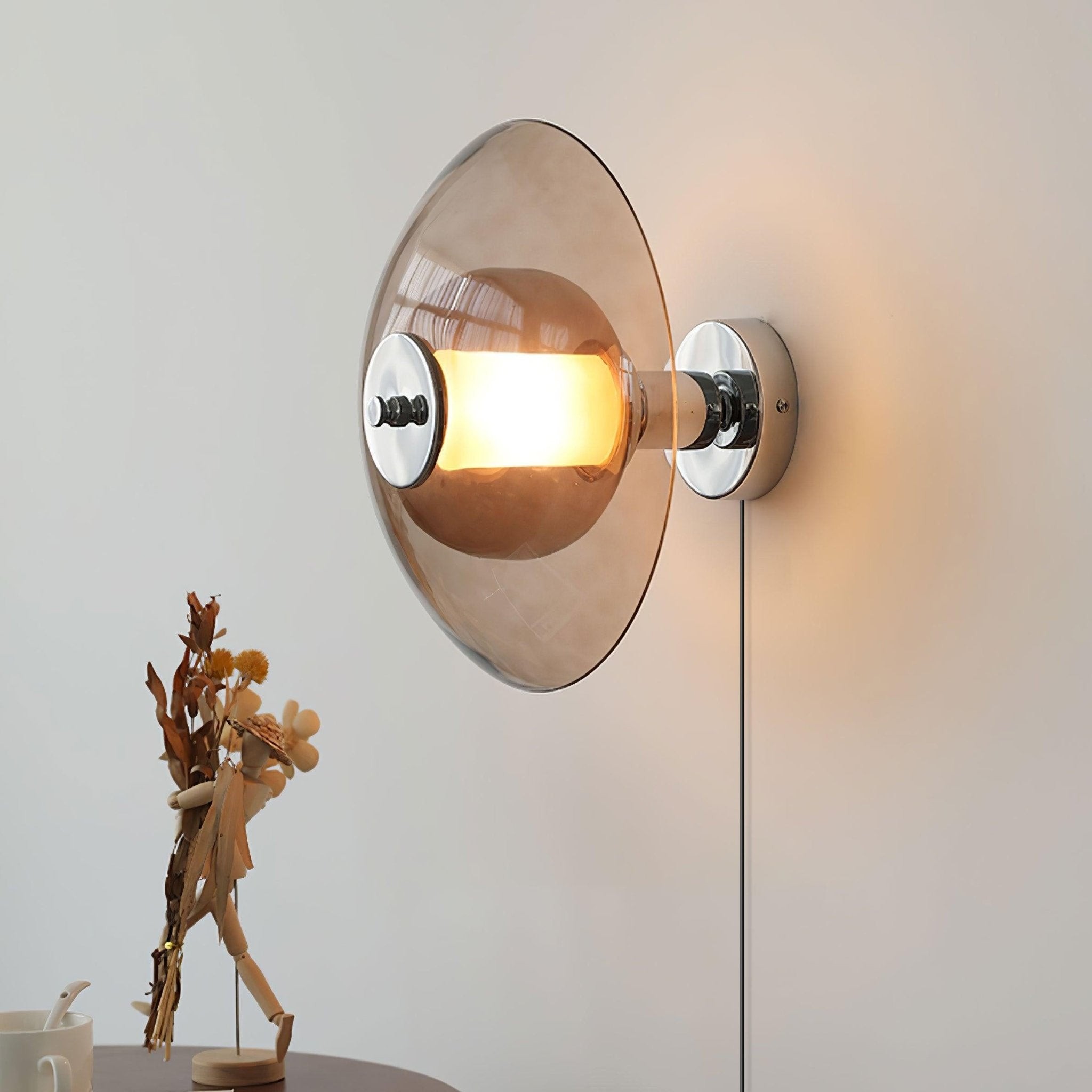 Lampa ścienna Flying Saucer zainstalowana nad wystrojem pokoju