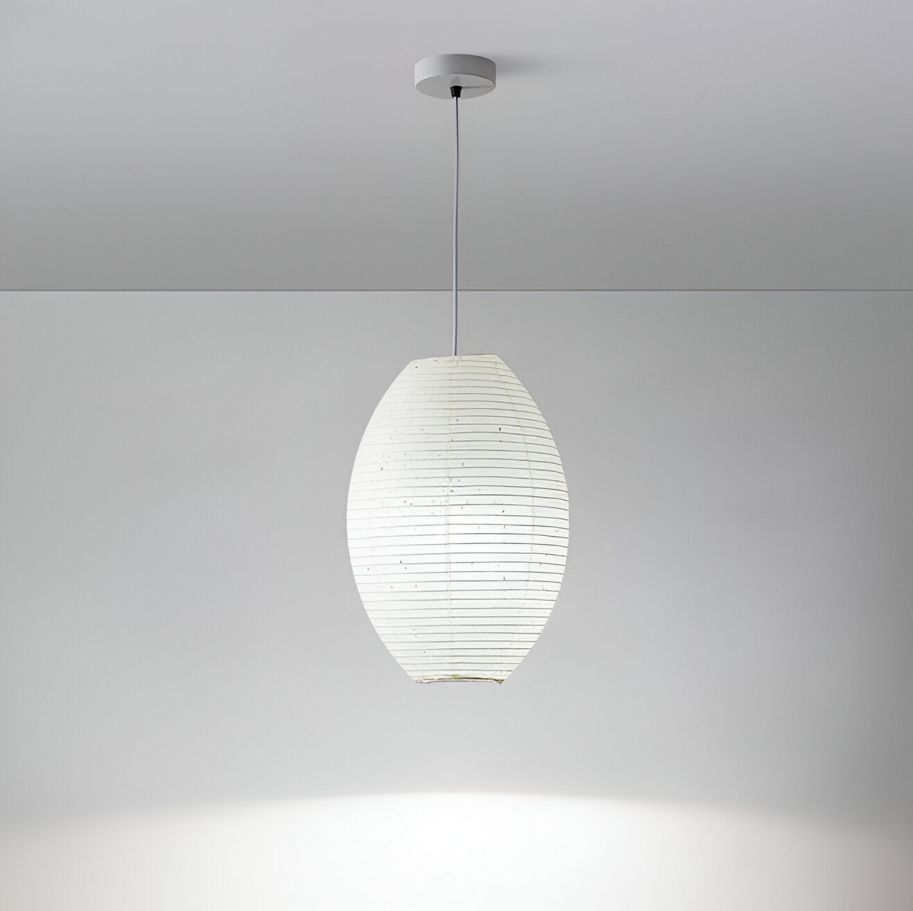 Nieoświetlona lampa wisząca z białego papieru w minimalistycznym wnętrzu