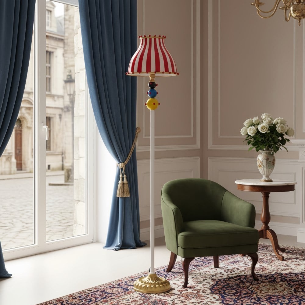 Lámpara de pie Festilo Circus junto a una silla y una ventana en una sala de estar decorada con estilo.
