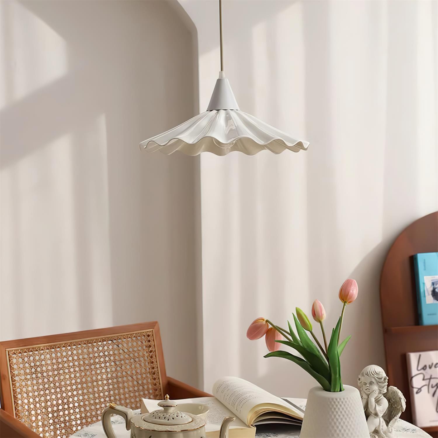 Ruffles pendellampe over et stilig bord