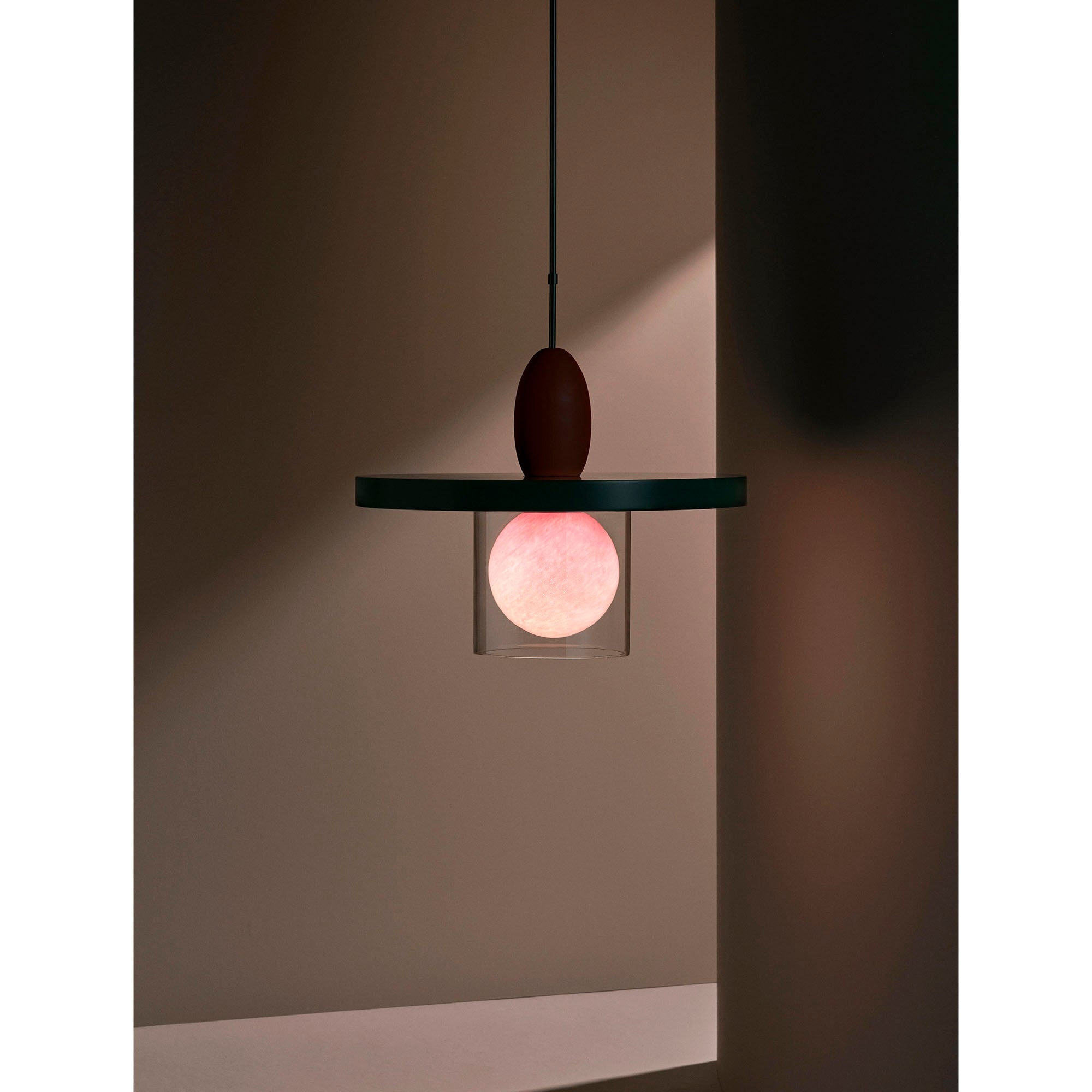 Lampa wisząca Eirene rozświetlona w ciemnej scenie wnętrza
