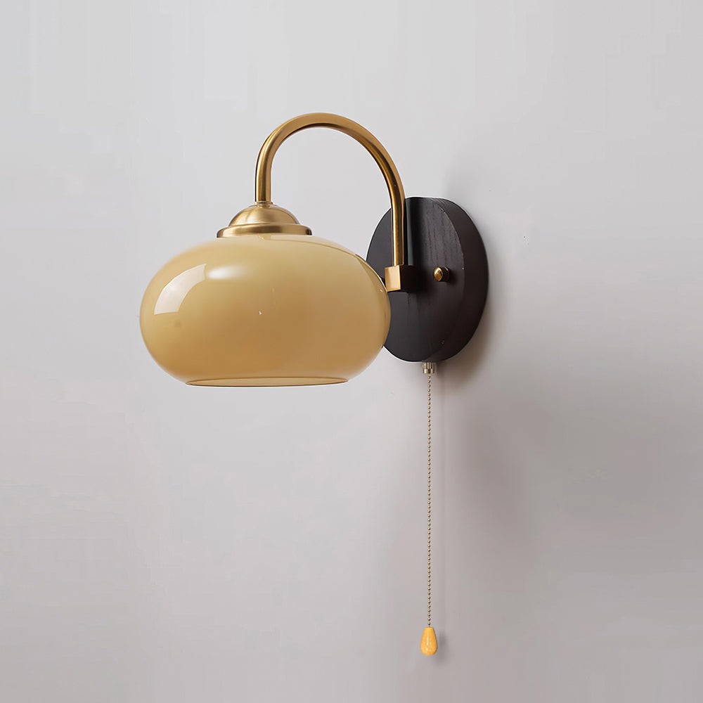 Full oversikt over den beige finishen for vegglampen