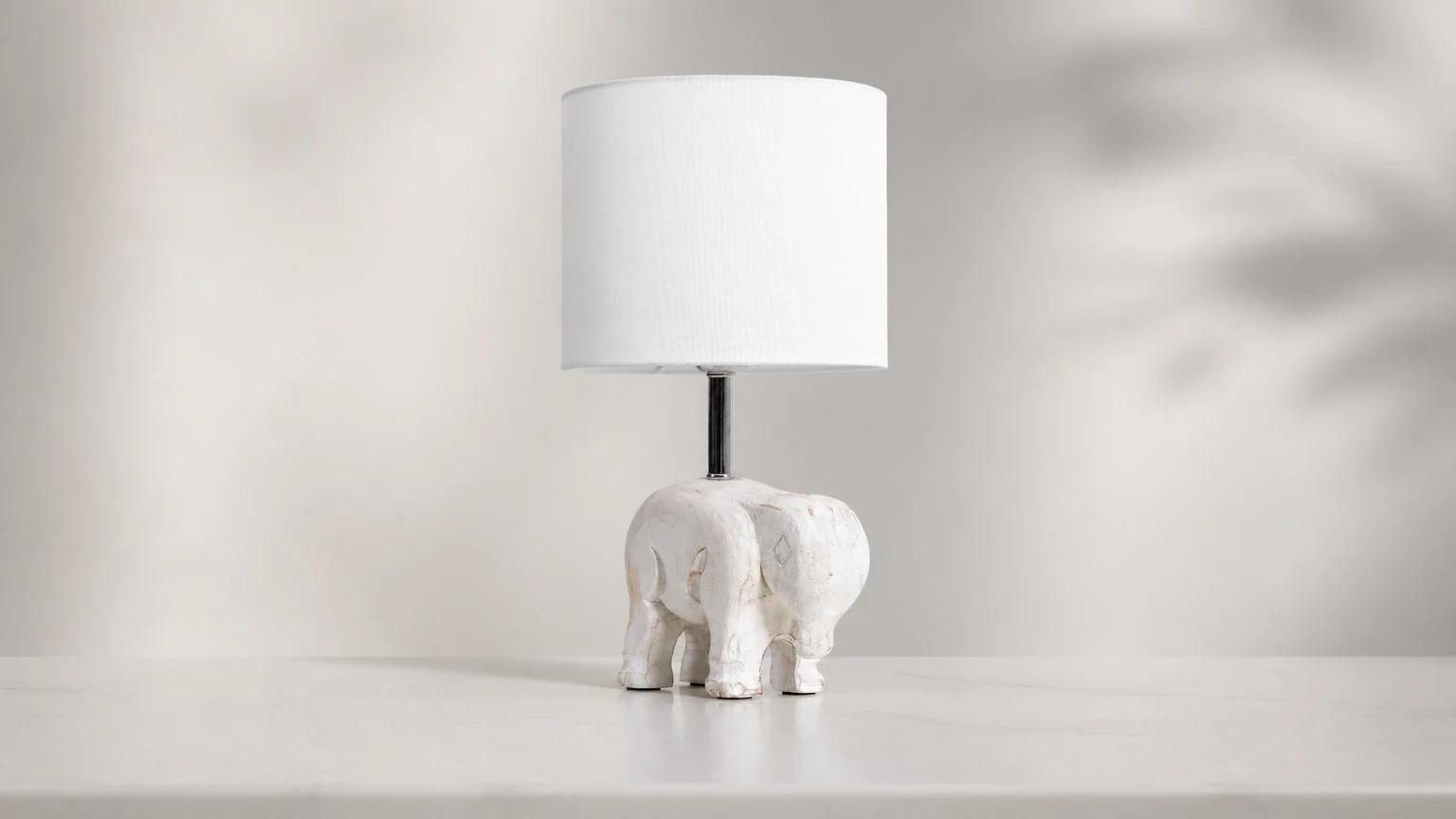 Rzeźbiona drewniana lampa stołowa ze zwierzętami D521 na stoliku nocnym