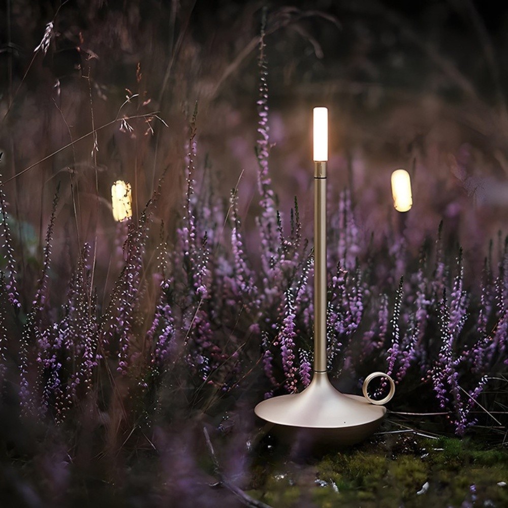 Biała lampa bezprzewodowa S183 na świeżym powietrzu wśród roślin
