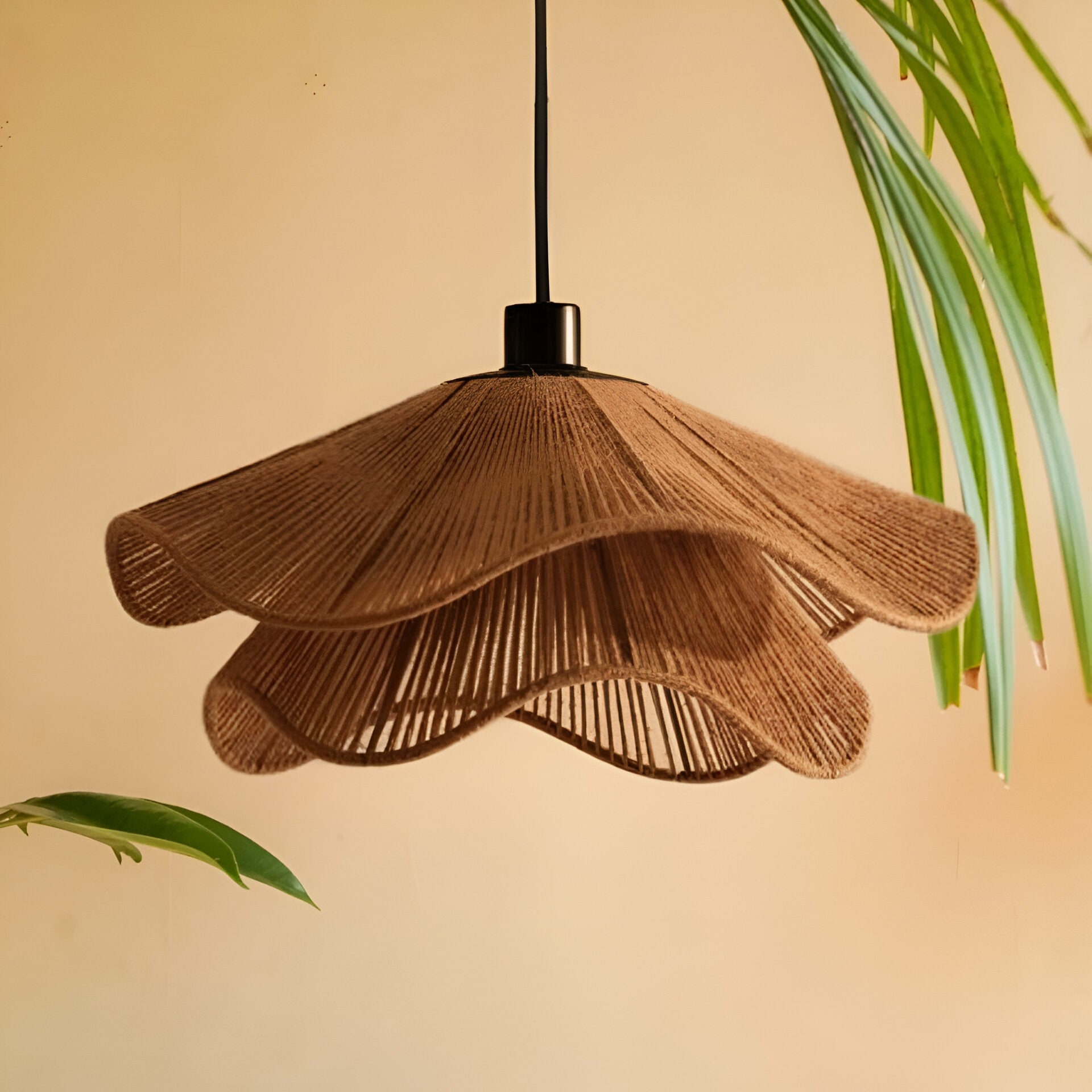 Primer plano de una lámpara colgante Cape Points con plantas, ideal para un estilo de vida cálido y acogedor.