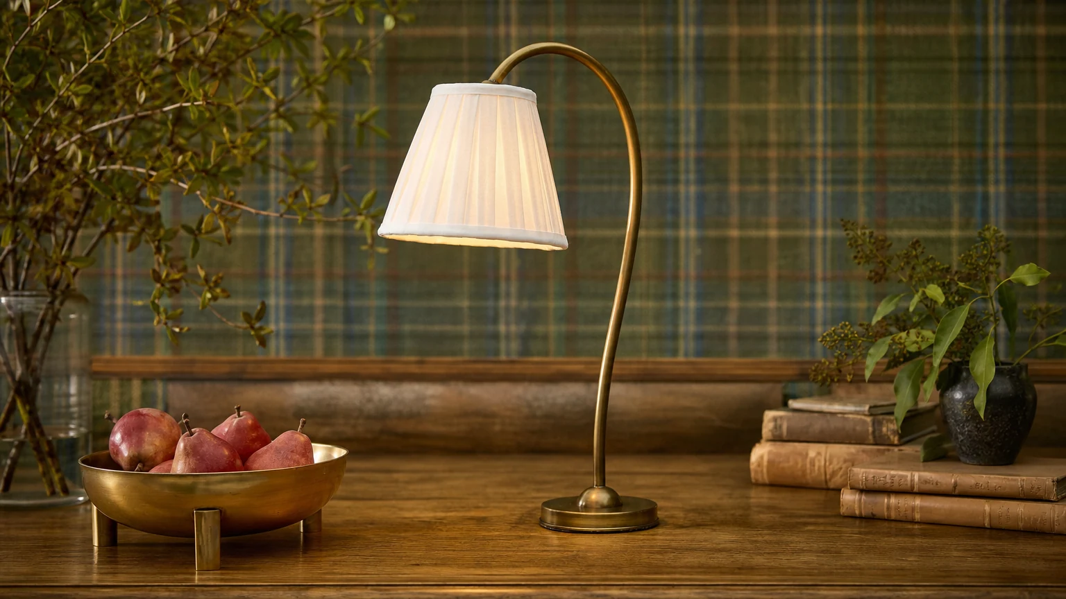 Lampe de table en laiton Luvora dans une ambiance chaleureuse de maison de campagne