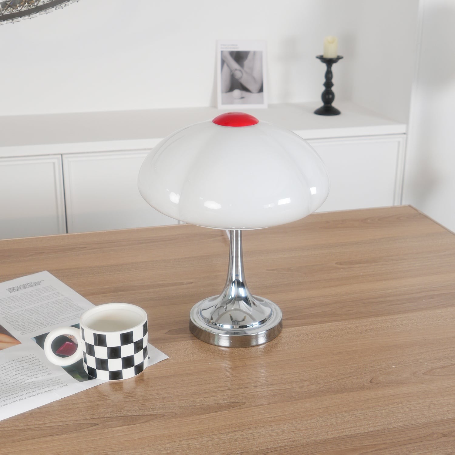Lampa M321 na drewnianym biurku z kubkiem i dekoracjami