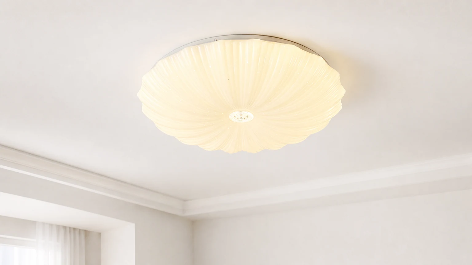Okrągła lampa sufitowa z muszli akrylowej M516 w jasnym pomieszczeniu