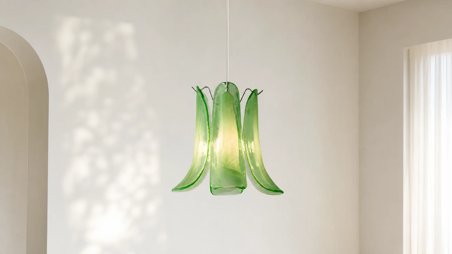 Szklana lampa wisząca Murava D346 pokazana jako kompletna lampa wisząca w pomieszczeniu
