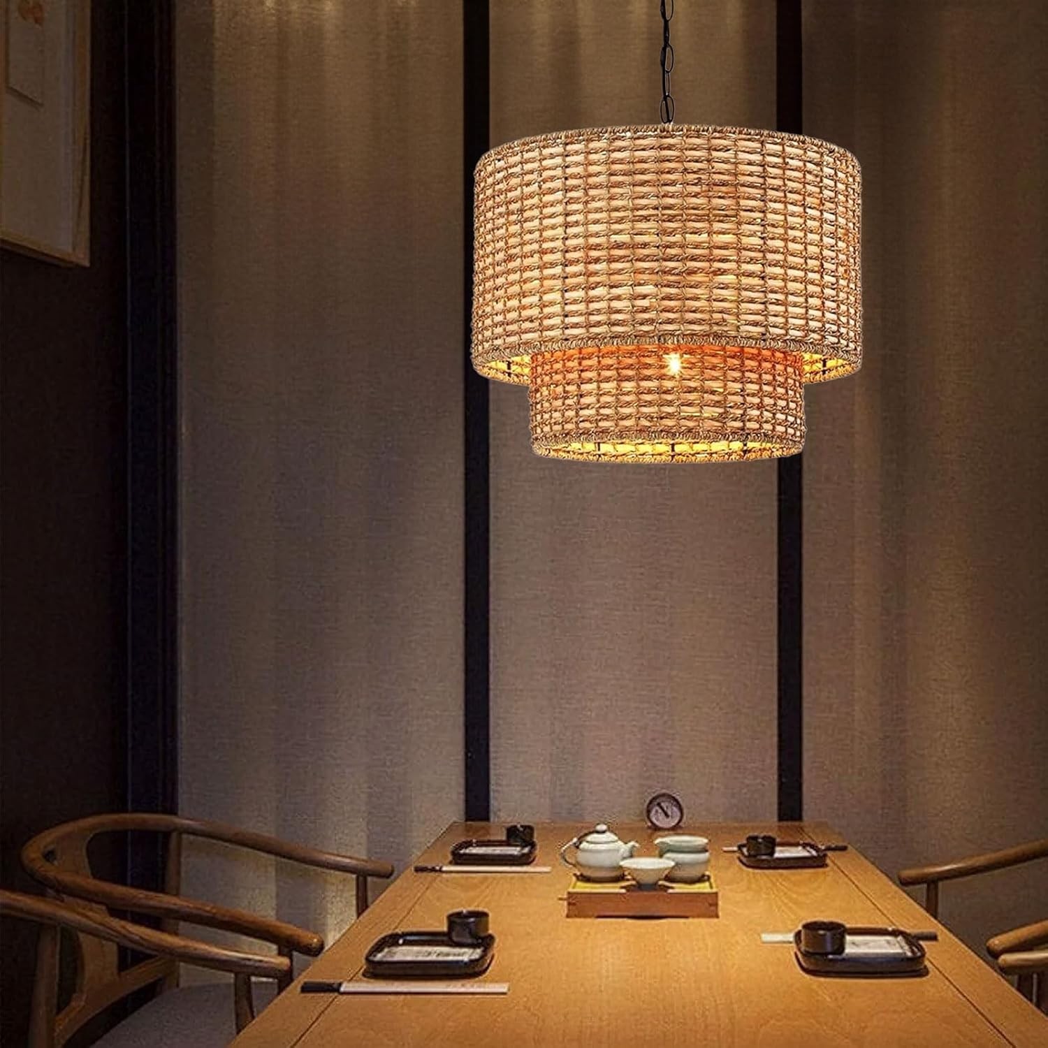 Rattanowa lampa wisząca nad stołem w restauracji