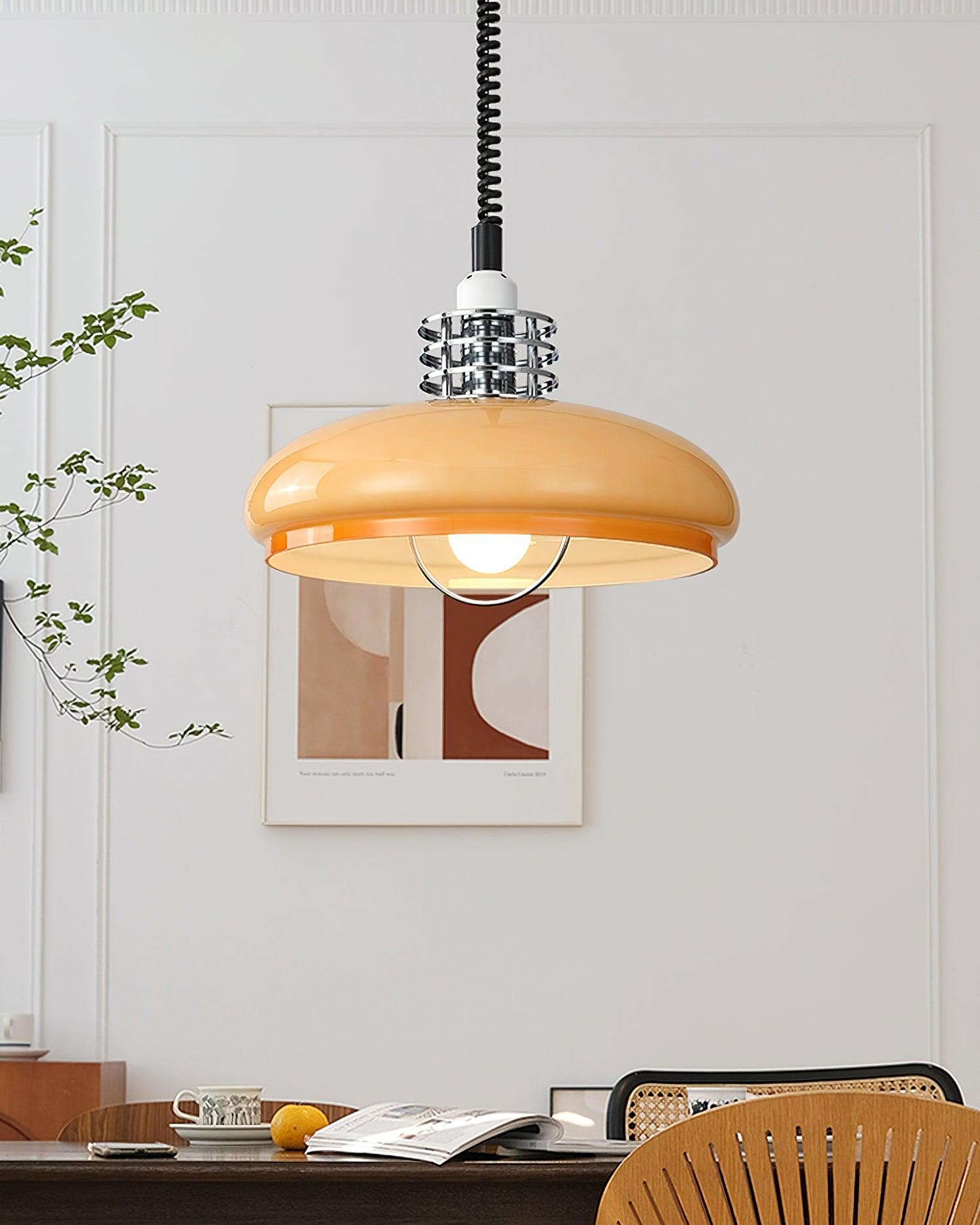 Kremowa lampa wisząca nad biurkiem lub stołem