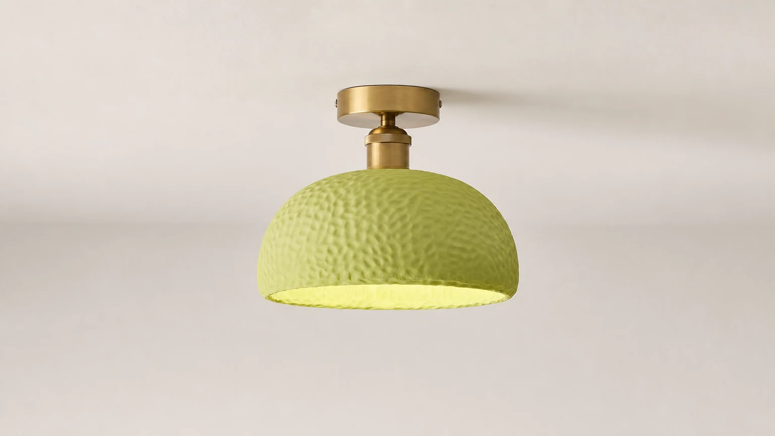 Lampa sufitowa Moss Glow D185 zainstalowana jako miękka lampa sufitowa