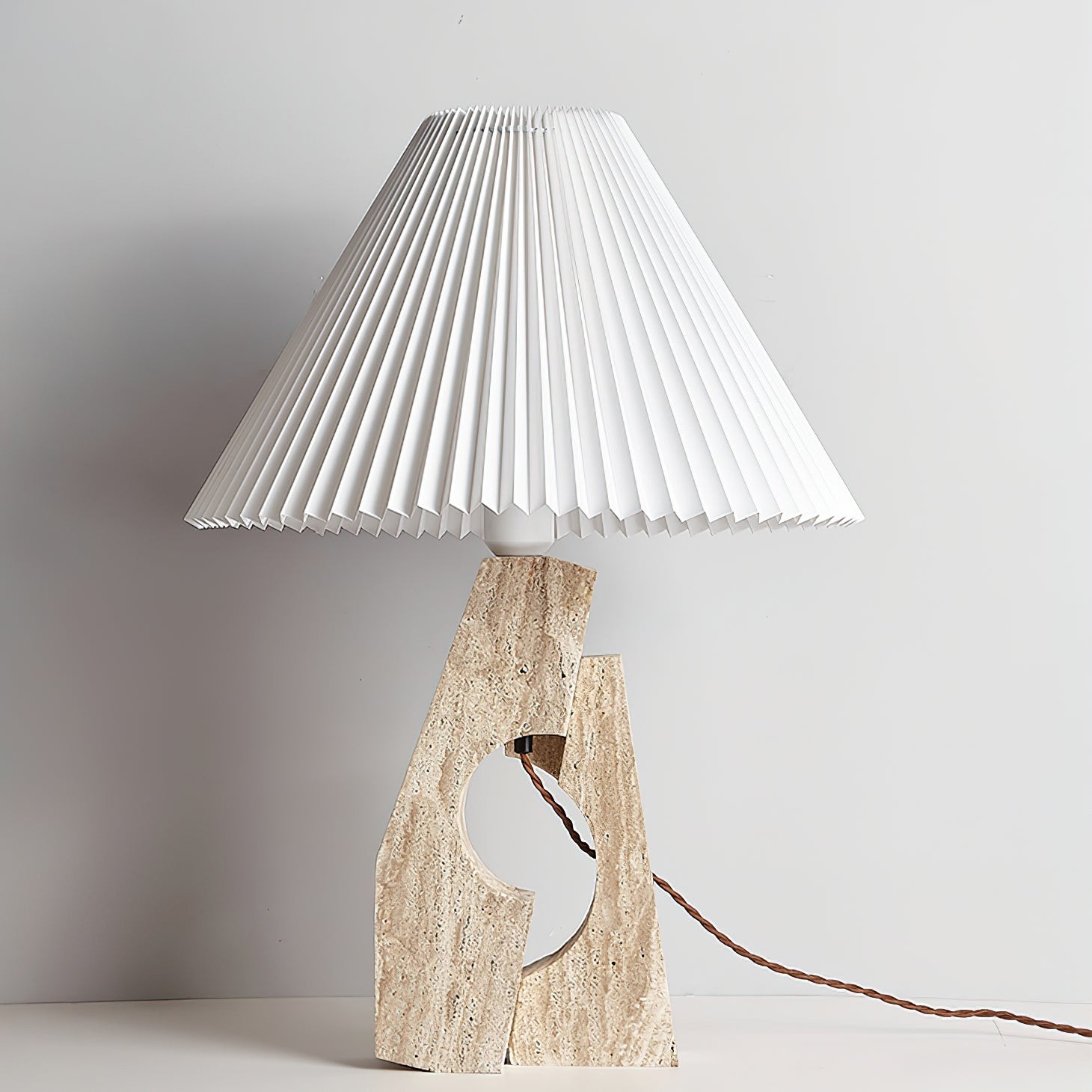 Niezapalona lampa z plisowanym kloszem i kamienną podstawą