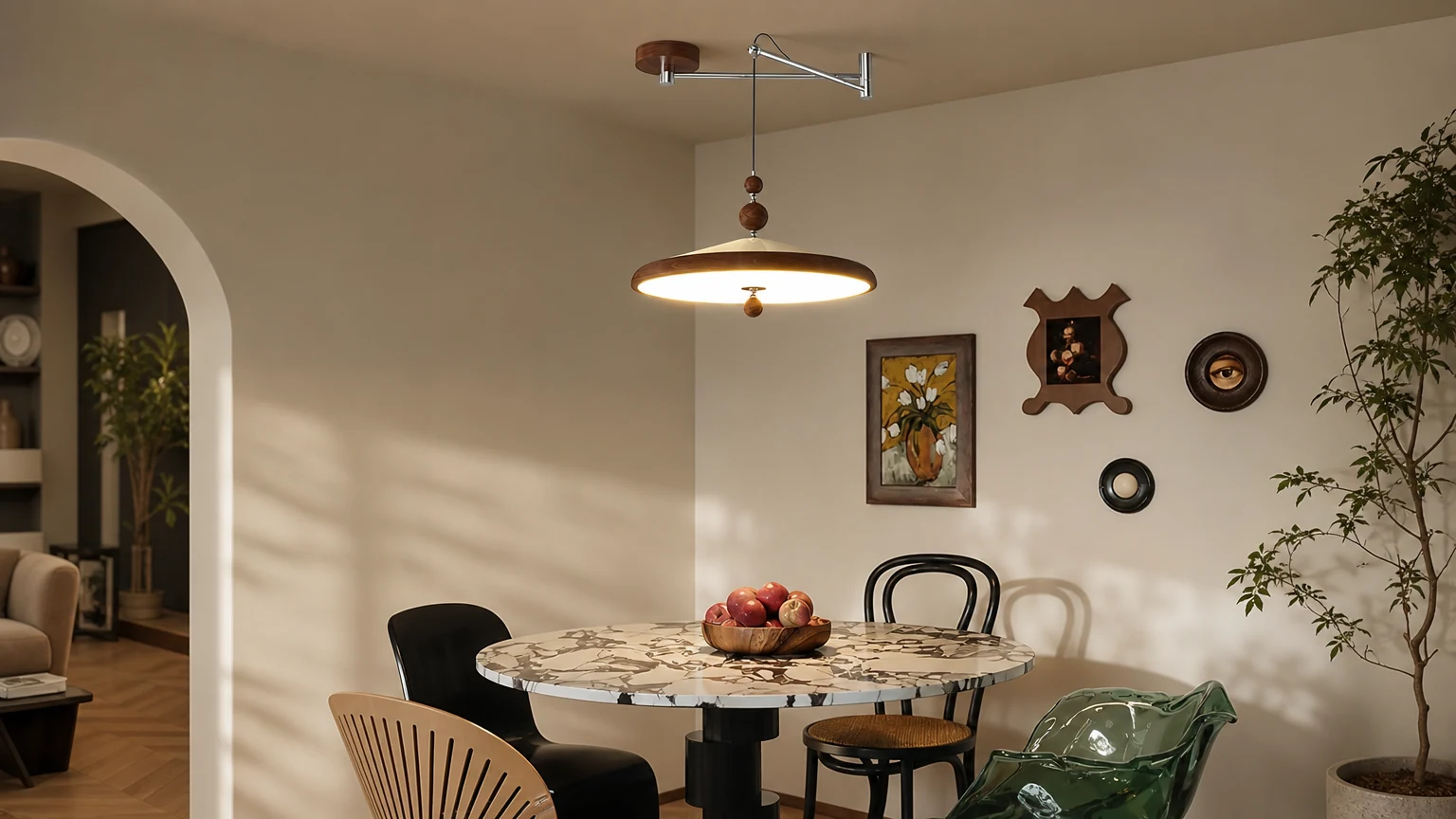 Lampa wisząca Hover Swing Arm D63 w ciepłej scenerii jadalni