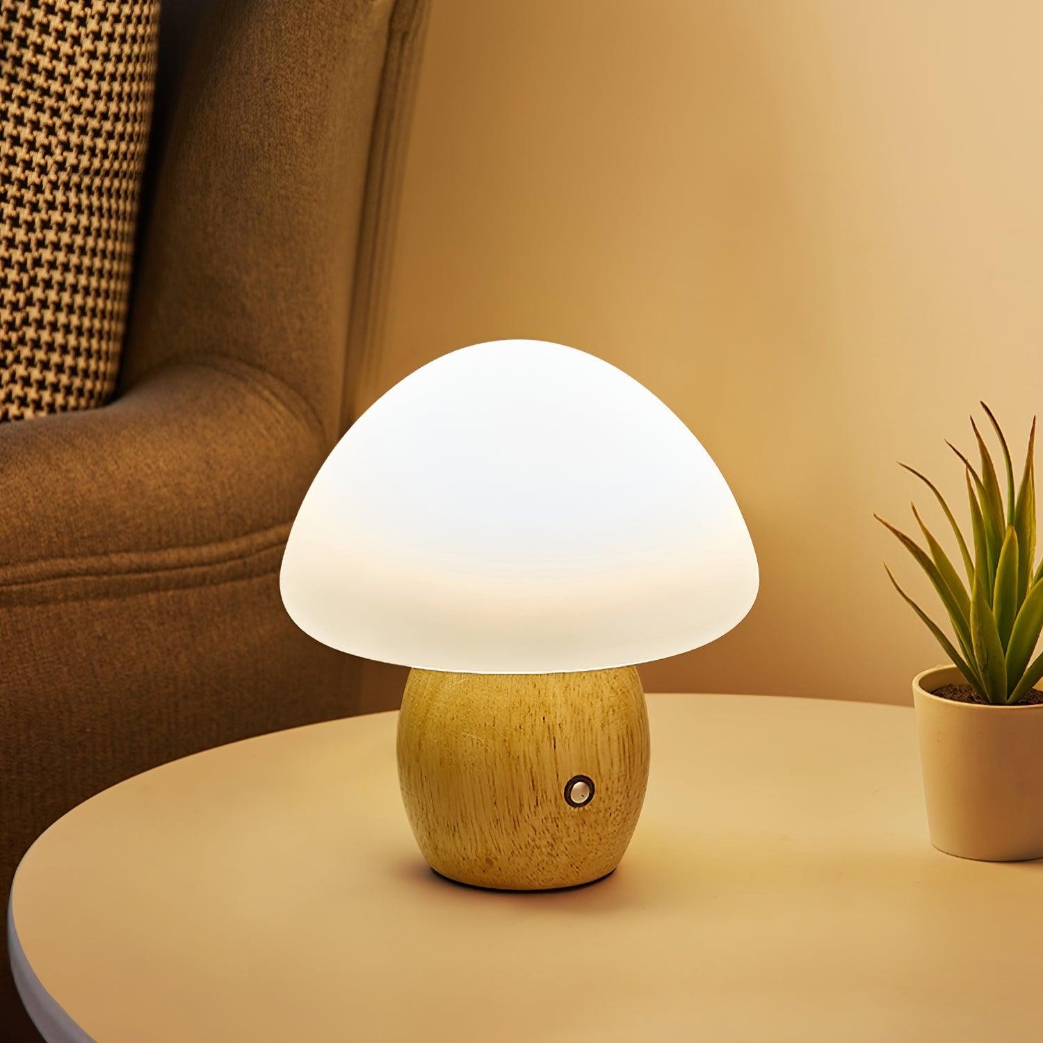 Lampa grzybkowa w ciepłej scenie na blacie salonu